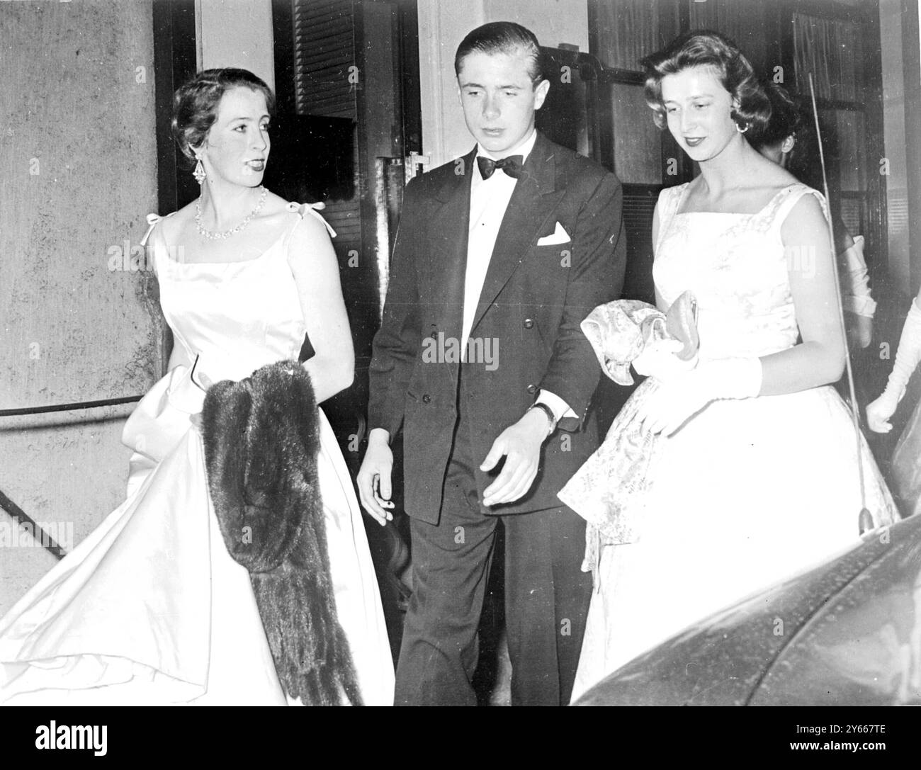 Princesse Alexandra avec le vicomte Royston de 18 ans, et Lady Hesketh sur sa droite marche le long de la rue Gerrard, Soho. 31 mai 1956 Banque D'Images