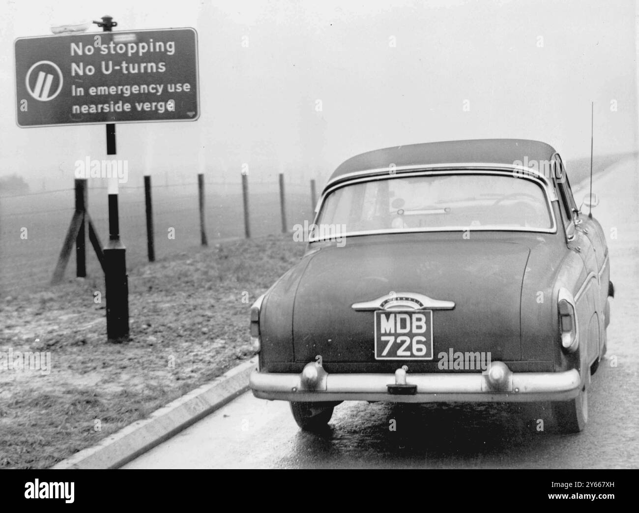 L'un des nouveaux panneaux d'autoroute sur l'autoroute Preston avertit les automobilistes qu'il n'y a pas de demi-tours et pas d'arrêt 5 décembre 1958 Banque D'Images