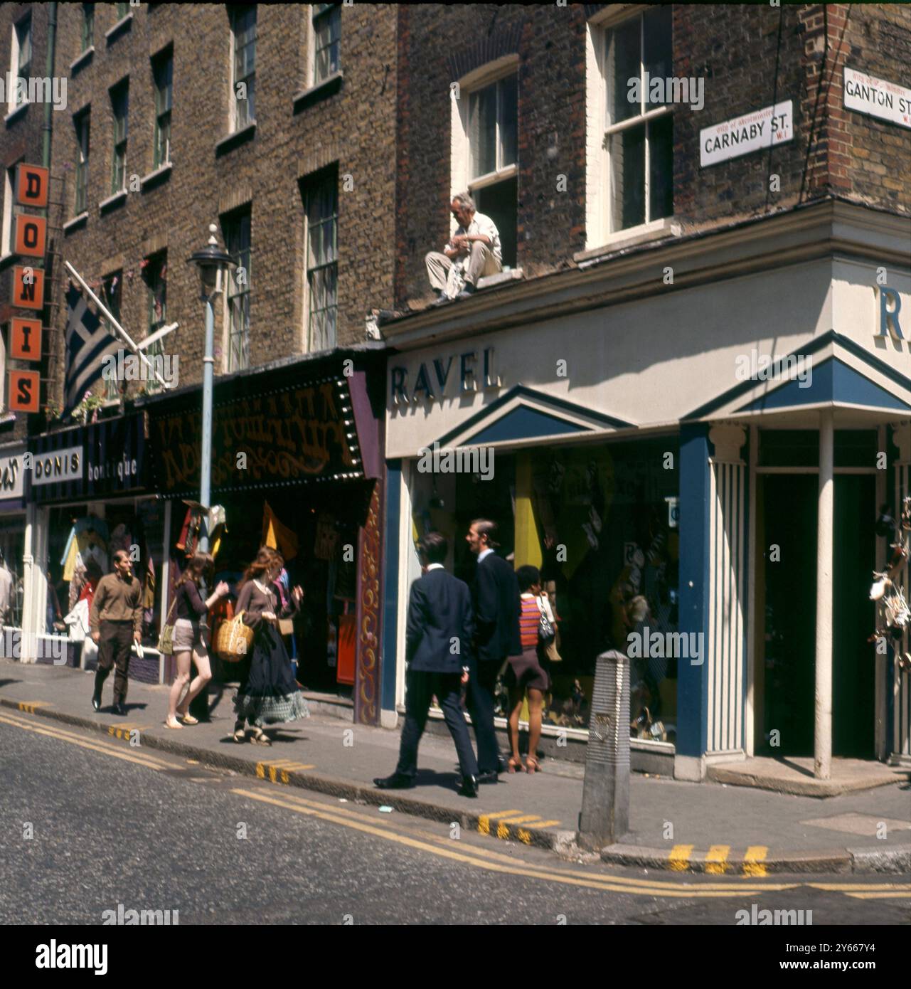 Deux jeunes hommes à Carnaby Street , Londres , Angleterre . Banque D'Images