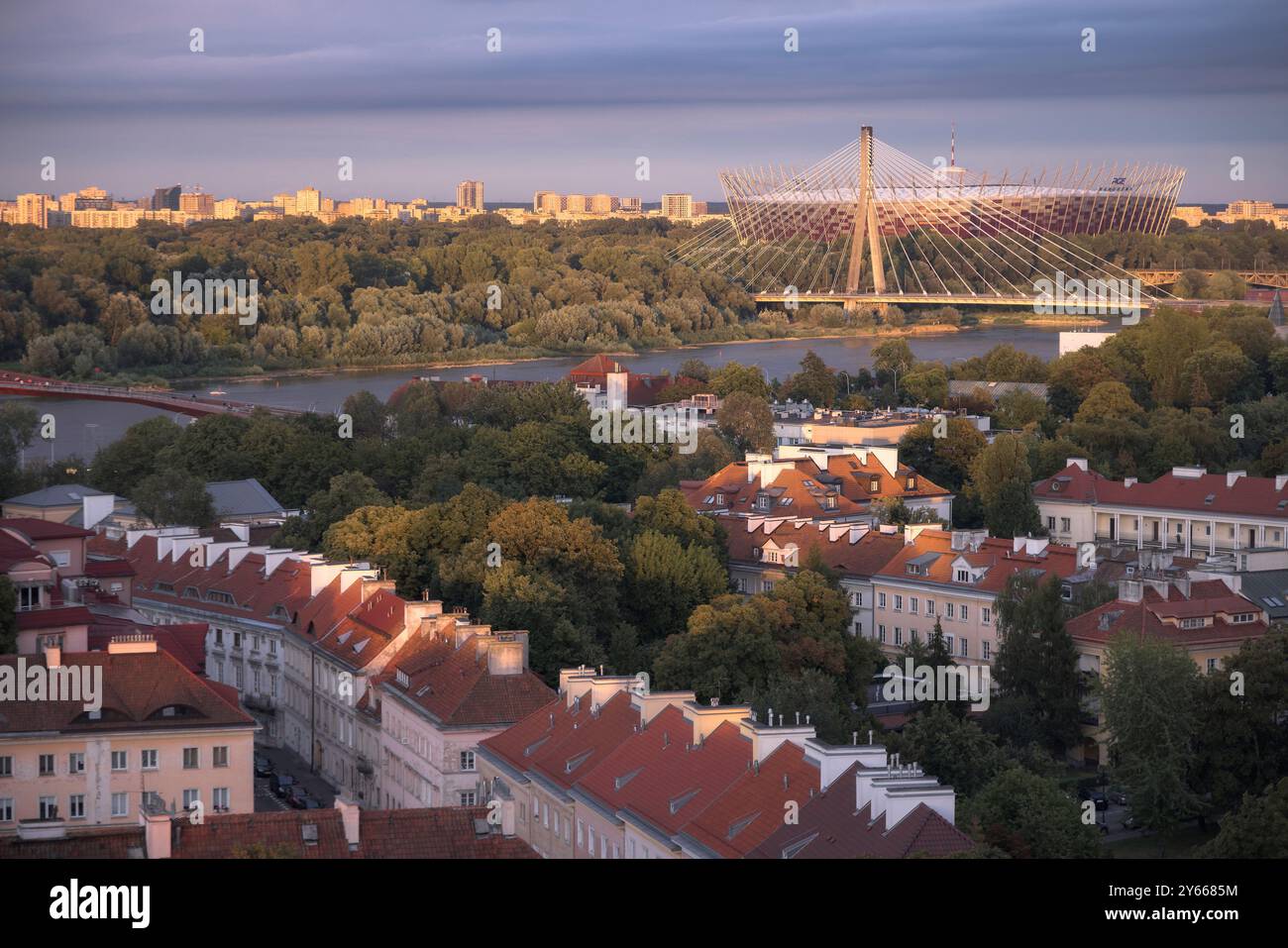 Une belle vue panoramique sur Varsovie, Pologne, avec la vieille ville historique et un pont moderne pendant le coucher du soleil. La scène capture un mélange de nature Banque D'Images