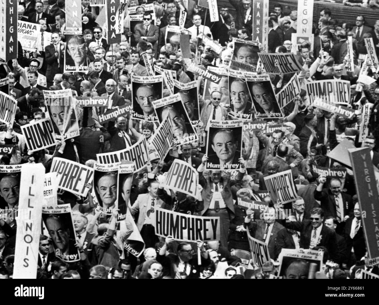 Chicago , Illinois , USAWhile une bataille rangée entre la police et les manifestants anti-guerre a fait rage dans les rues , Humphrey banderoles ont agité dans le Democratic National Convention Hall après que le vice-président a été mis en nomination . Il a remporté l'investiture démocrate pour la présidence au premier tour de scrutin. Son principal adversaire était le sénateur Eugene McCarthy , qui a obtenu un vote ou 601 . 1er septembre 1968 Banque D'Images