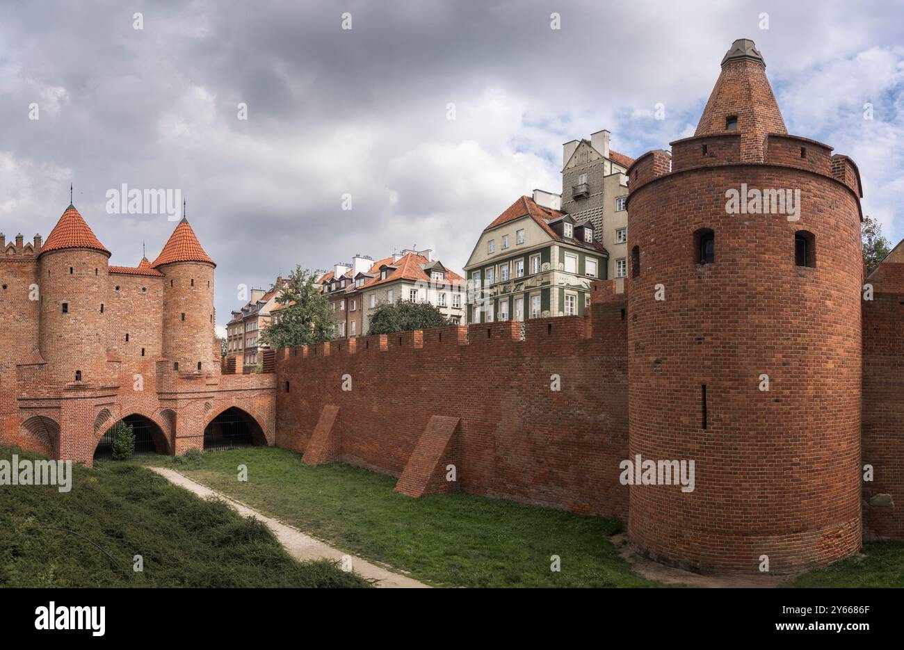 Vue panoramique sur l'emblématique Barbican de Varsovie, mettant en valeur son impressionnante architecture en briques et son charme médiéval au cœur de Varsovie, en Pologne. Banque D'Images