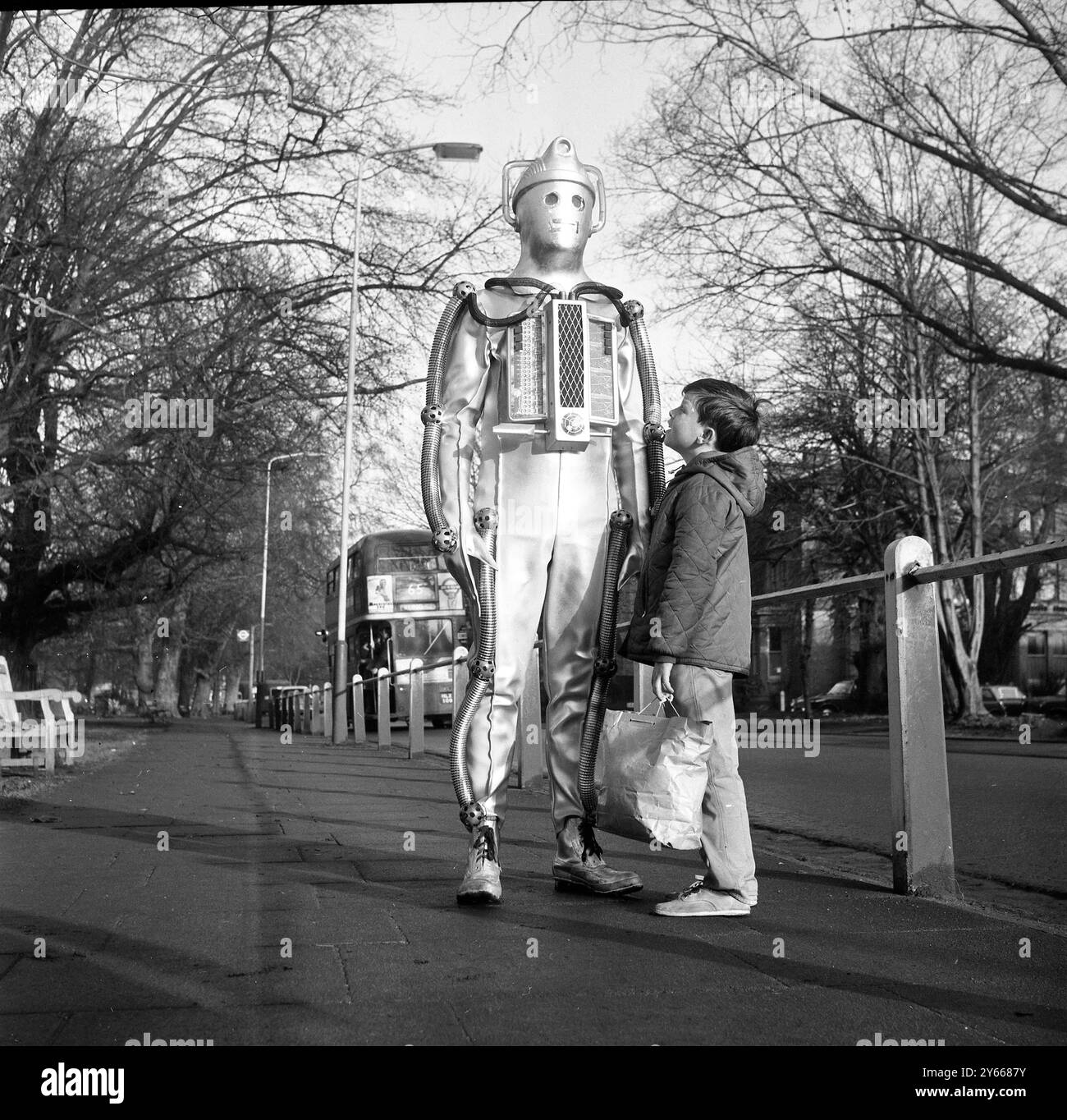 Londres : ascenseur vers la lune ? Ces plusieurs monstres lunaires sont les Cybermen , les derniers ennemis de l'intrépide explorateur spatial de la BBC Dr Who . Les Cybermen , vus à Ealing Green , Londres , apparaîtront dans une nouvelle histoire à partir de février intitulée Dr Who and Moonbase ' . L'année est 2070 , et l'homme est déjà sur la lune avant l'arrivée du Dr Who . Mais là avant tous les autres .... The Cybermen .19 janvier 1967 Banque D'Images Londres : ascenseur vers la lune ? Ces plusieurs monstres lunaires sont les Cybermen , les derniers ennemis de l'intrépide explorateur spatial de la BBC Dr Who . Les Cybermen , vus à Ealing Green , Londres , apparaîtront dans une nouvelle histoire à partir de février intitulée Dr Who and Moonbase ' . L'année est 2070 , et l'homme est déjà sur la lune avant l'arrivée du Dr Who . Mais là avant tous les autres .... The Cybermen .19 janvier 1967 Banque D'Images