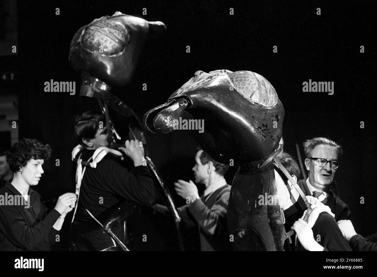 Monstres en cours de réalisation. L'ensemble de l'entreprise semble plutôt désagréable ... comme des coléoptères géants mangeant des hommes. En fait , ce sont des hommes qui se transforment en coléoptères pour le plaisir des enfants ( humains ) . Ils sont des acteurs dans un studio de télévision londonien se déguisant en ' Zarbis ' ... insectes géants de l'espace d'une autre planète , pour une série télévisée pour enfants ' Dr Who ' .23 janvier 1965 Banque D'Images Monstres en cours de réalisation. L'ensemble de l'entreprise semble plutôt désagréable ... comme des coléoptères géants mangeant des hommes. En fait , ce sont des hommes qui se transforment en coléoptères pour le plaisir des enfants ( humains ) . Ils sont des acteurs dans un studio de télévision londonien se déguisant en ' Zarbis ' ... insectes géants de l'espace d'une autre planète , pour une série télévisée pour enfants ' Dr Who ' .23 janvier 1965 Banque D'Images