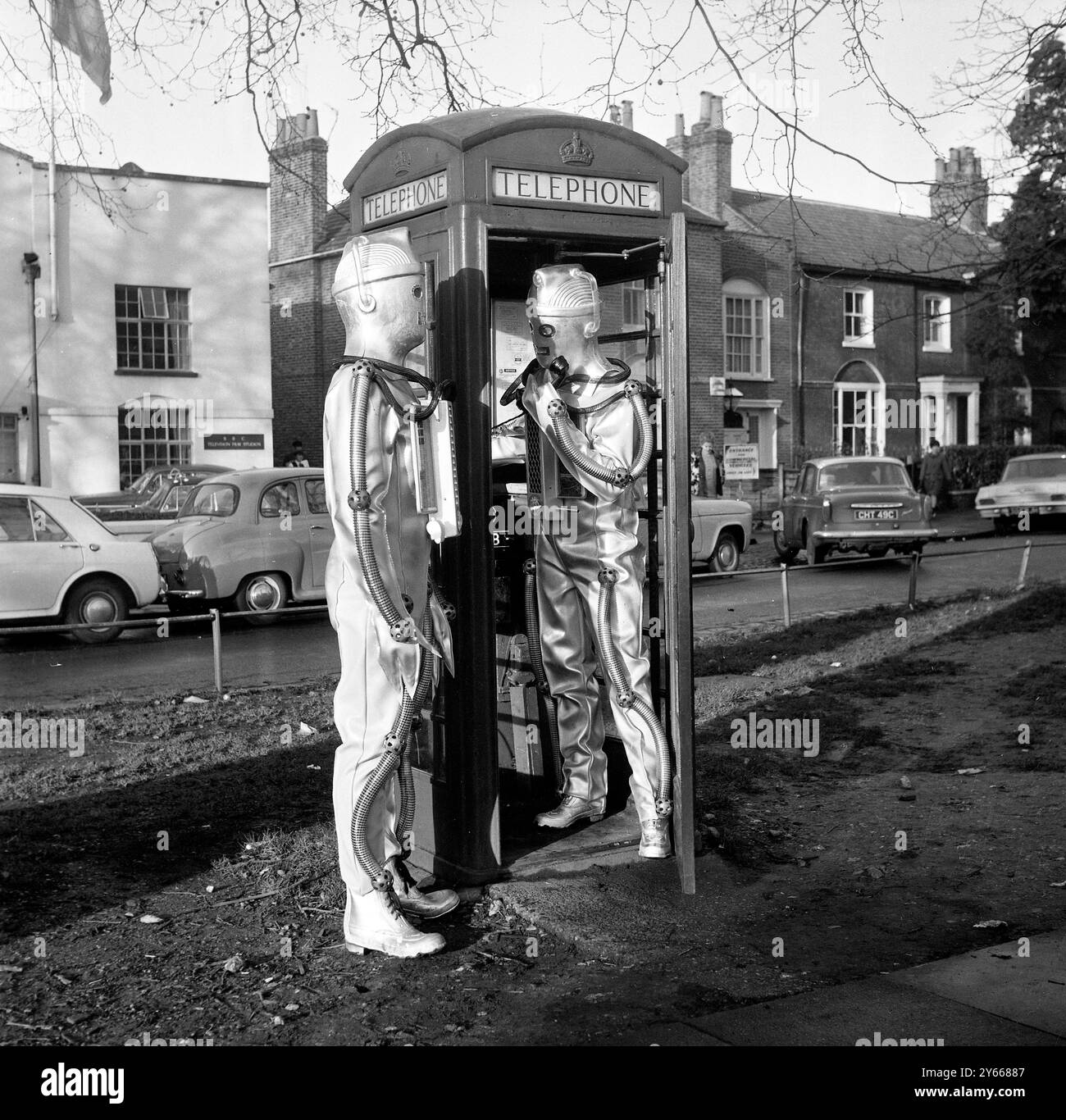 Londres : ascenseur vers la lune ? Ces plusieurs monstres lunaires sont les Cybermen , les derniers ennemis de l'intrépide explorateur spatial de la BBC Dr Who . Les Cybermen , vus à Ealing Green , Londres , apparaîtront dans une nouvelle histoire à partir de février intitulée Dr Who and Moonbase ' . L'année est 2070 , et l'homme est déjà sur la lune avant l'arrivée du Dr Who . Mais là avant tous les autres .... The Cybermen .19 janvier 1967 Banque D'Images Londres : ascenseur vers la lune ? Ces plusieurs monstres lunaires sont les Cybermen , les derniers ennemis de l'intrépide explorateur spatial de la BBC Dr Who . Les Cybermen , vus à Ealing Green , Londres , apparaîtront dans une nouvelle histoire à partir de février intitulée Dr Who and Moonbase ' . L'année est 2070 , et l'homme est déjà sur la lune avant l'arrivée du Dr Who . Mais là avant tous les autres .... The Cybermen .19 janvier 1967 Banque D'Images