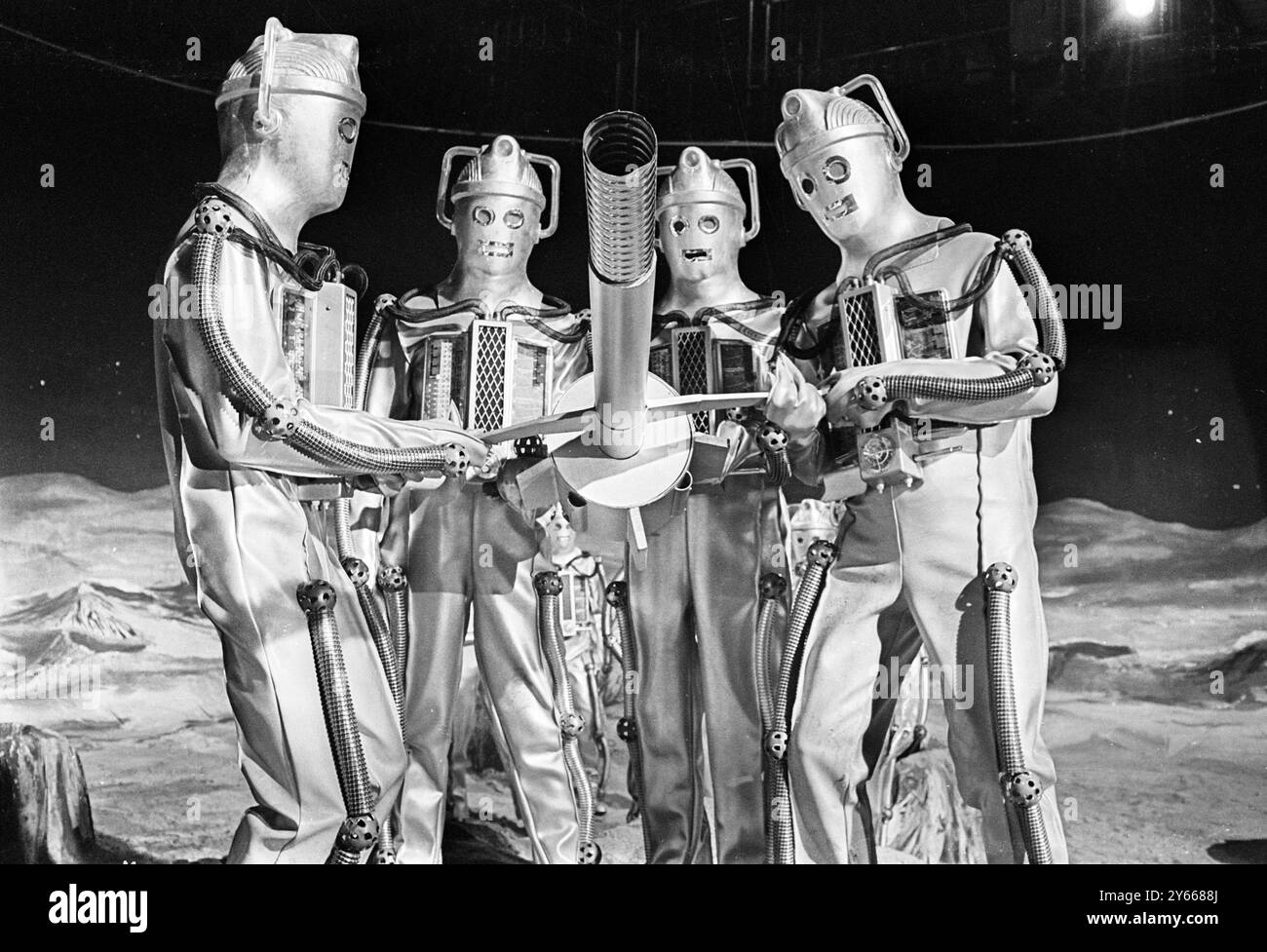 Londres : ascenseur vers la lune ? Ces plusieurs monstres lunaires sont les Cybermen , les derniers ennemis de l'intrépide explorateur spatial de la BBC Dr Who . Les Cybermen , vus à Ealing Green , Londres , apparaîtront dans une nouvelle histoire à partir de février intitulée Dr Who and Moonbase ' . L'année est 2070 , et l'homme est déjà sur la lune avant l'arrivée du Dr Who . Mais là avant tous les autres .... The Cybermen .19 janvier 1967 Banque D'Images Londres : ascenseur vers la lune ? Ces plusieurs monstres lunaires sont les Cybermen , les derniers ennemis de l'intrépide explorateur spatial de la BBC Dr Who . Les Cybermen , vus à Ealing Green , Londres , apparaîtront dans une nouvelle histoire à partir de février intitulée Dr Who and Moonbase ' . L'année est 2070 , et l'homme est déjà sur la lune avant l'arrivée du Dr Who . Mais là avant tous les autres .... The Cybermen .19 janvier 1967 Banque D'Images