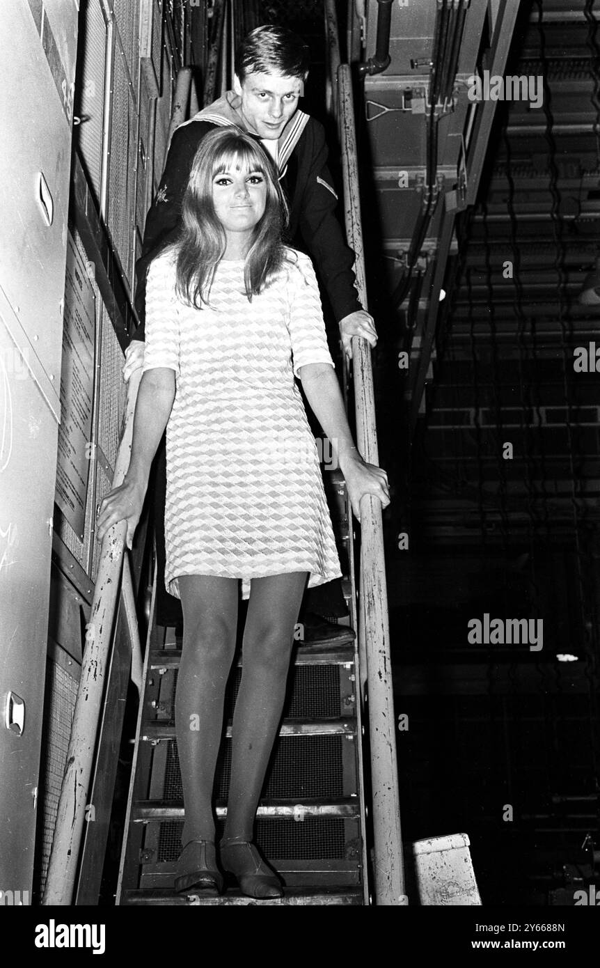 Londres : vu au BBC TV Centre à Londres White City est l'actrice Anneke Wills qui joue le rôle d'une secrétaire privée, ' Polly ' et Michael Craze qui jouera Ben , un matelot capable .23 juin 1966 Banque D'Images Londres : vu au BBC TV Centre à Londres White City est l'actrice Anneke Wills qui joue le rôle d'une secrétaire privée, ' Polly ' et Michael Craze qui jouera Ben , un matelot capable .23 juin 1966 Banque D'Images