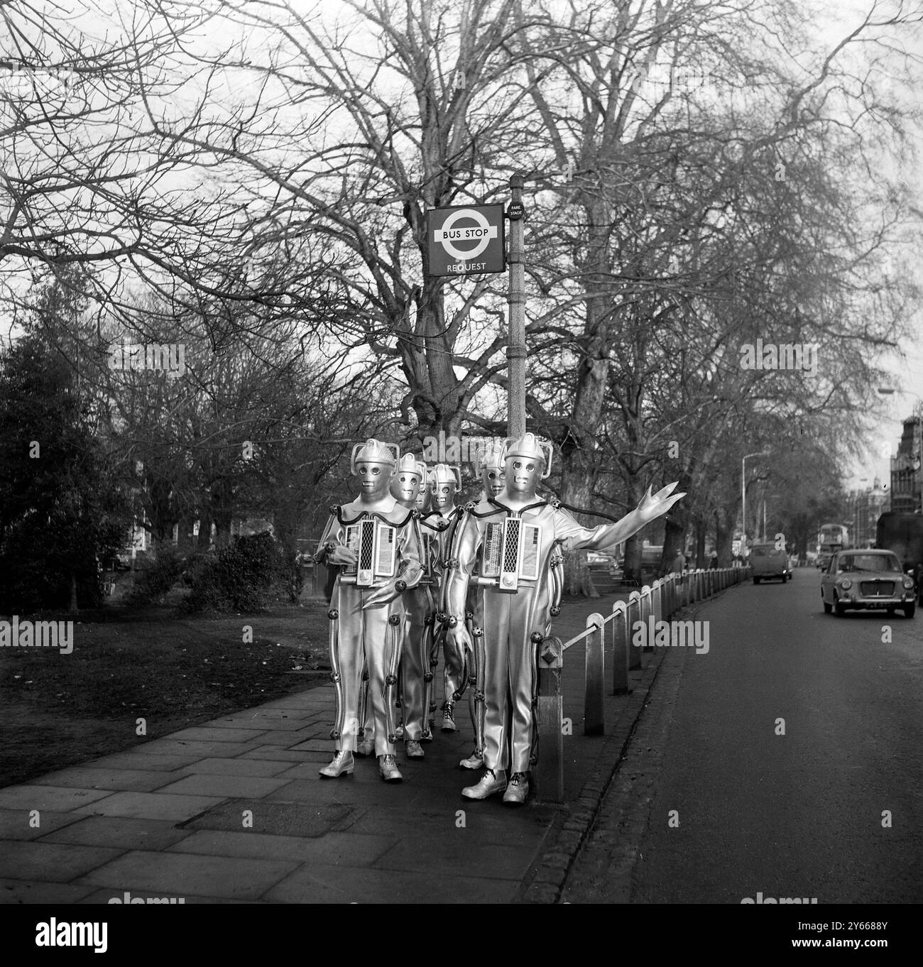 Londres : ascenseur vers la lune ? Ces plusieurs monstres lunaires sont les Cybermen , les derniers ennemis de l'intrépide explorateur spatial de la BBC Dr Who . Les Cybermen , vus à Ealing Green , Londres , apparaîtront dans une nouvelle histoire à partir de février intitulée Dr Who and Moonbase ' . L'année est 2070 , et l'homme est déjà sur la lune avant l'arrivée du Dr Who . Mais là avant tous les autres .... The Cybermen .19 janvier 1967 Banque D'Images Londres : ascenseur vers la lune ? Ces plusieurs monstres lunaires sont les Cybermen , les derniers ennemis de l'intrépide explorateur spatial de la BBC Dr Who . Les Cybermen , vus à Ealing Green , Londres , apparaîtront dans une nouvelle histoire à partir de février intitulée Dr Who and Moonbase ' . L'année est 2070 , et l'homme est déjà sur la lune avant l'arrivée du Dr Who . Mais là avant tous les autres .... The Cybermen .19 janvier 1967 Banque D'Images
