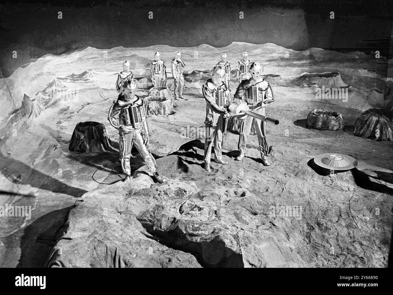 Londres : ascenseur vers la lune ? Ces plusieurs monstres lunaires sont les Cybermen , les derniers ennemis de l'intrépide explorateur spatial de la BBC Dr Who . Les Cybermen , vus à Ealing Green , Londres , apparaîtront dans une nouvelle histoire à partir de février intitulée Dr Who and Moonbase ' . L'année est 2070 , et l'homme est déjà sur la lune avant l'arrivée du Dr Who . Mais là avant tous les autres .... The Cybermen .19 janvier 1967 Banque D'Images Londres : ascenseur vers la lune ? Ces plusieurs monstres lunaires sont les Cybermen , les derniers ennemis de l'intrépide explorateur spatial de la BBC Dr Who . Les Cybermen , vus à Ealing Green , Londres , apparaîtront dans une nouvelle histoire à partir de février intitulée Dr Who and Moonbase ' . L'année est 2070 , et l'homme est déjà sur la lune avant l'arrivée du Dr Who . Mais là avant tous les autres .... The Cybermen .19 janvier 1967 Banque D'Images