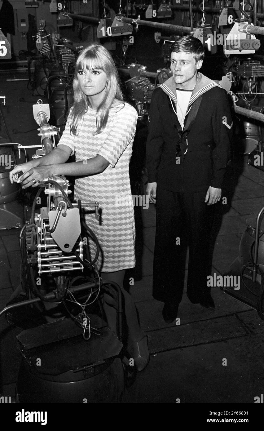 Londres : vu au BBC TV Centre à Londres White City est l'actrice Anneke Wills qui joue le rôle d'une secrétaire privée, ' Polly ' et Michael Craze qui jouera Ben , un matelot capable .23 juin 1966 Banque D'Images Londres : vu au BBC TV Centre à Londres White City est l'actrice Anneke Wills qui joue le rôle d'une secrétaire privée, ' Polly ' et Michael Craze qui jouera Ben , un matelot capable .23 juin 1966 Banque D'Images