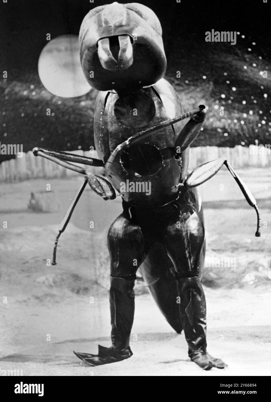 Londres : avec ces merveilleuses dents de buck ... ou proboscis ... ou bec.... ce gars serait une sensation dans n'importe quel ensemble intelligent. Mais dans la vraie vie fantastique , c'est une créature intelligente, semblable à une fourmi, qui habite la planète Web à l'alarme du Dr Who et de son équipage , dont les aventures dans l'espace procurent à des millions de personnes un frisson de trente minutes chaque samedi à la télévision de la BBC . Il est appelé un Zarbi .23 février 1965 Banque D'Images Londres : avec ces merveilleuses dents de buck ... ou proboscis ... ou bec.... ce gars serait une sensation dans n'importe quel ensemble intelligent. Mais dans la vraie vie fantastique , c'est une créature intelligente, semblable à une fourmi, qui habite la planète Web à l'alarme du Dr Who et de son équipage , dont les aventures dans l'espace procurent à des millions de personnes un frisson de trente minutes chaque samedi à la télévision de la BBC . Il est appelé un Zarbi .23 février 1965 Banque D'Images