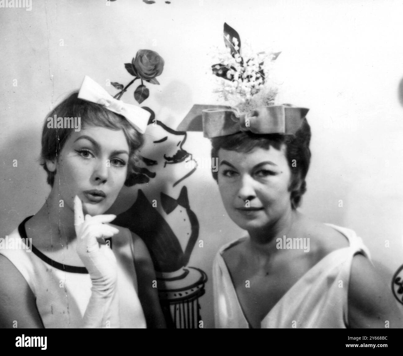 Collection de chapeaux d'été Heinz Oestergaard du créateur de mode Berlin à Berlin le 10 mars 1958 Banque D'Images