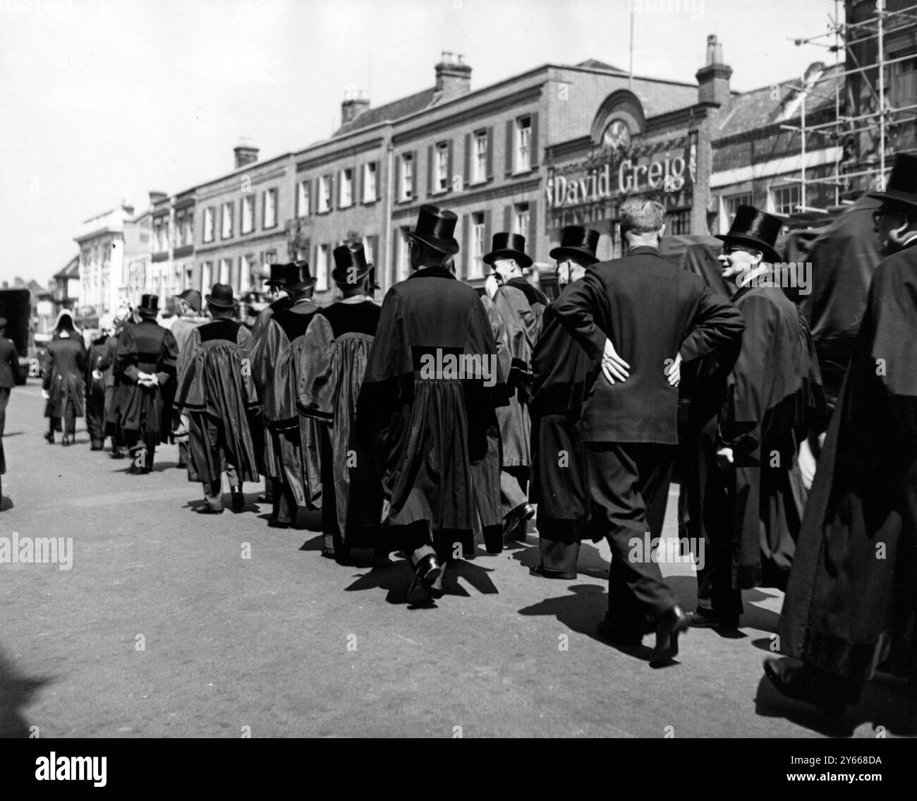 L'ancienne coutume de « peser dans » le maire et le conseil municipal de High Wycombe chaque année peut avoir son origine dans un contrôle de la quantité d'efforts que les conseillers ont mis dans leur travail. ARTICLE des années 1950 : « sur une place rodée de la place du marché de la petite ville de High Wycombe, Buckinghamshire, un trépied métallique a été érigé. De sa tête pend le cadran d'une balance à ressort, et de la balance bascule un fauteuil sans jambes. Quelques policiers se tiennent debout à bavarder sans rien faire dans l'enceinte. Les débuts d'une petite foule se rassemblent à l'extérieur des cordes, ou errent dans et hors du A. Banque D'Images