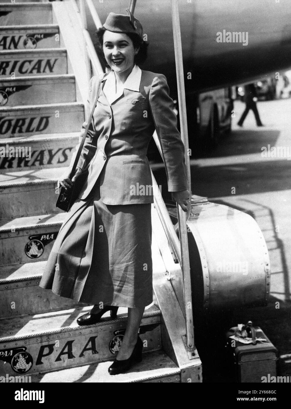 La jeune fille très honorée lors d'un voyage inaugural est l'hôtesse de l'air de 23 ans Priscilla Nolin , vue ici sur les marches d'un Stratocruiser panaméricain à l'aéroport de Londres. Priscilla , originaire de Haverhill, Massachusetts , est arrivée en tête de sa classe à l'école d'hôtesse de l'entreprise à New York et , en récompense , a été affectée au Stratocruiser pour son premier voyage aérien transatlantique 27 juillet 1949 Banque D'Images