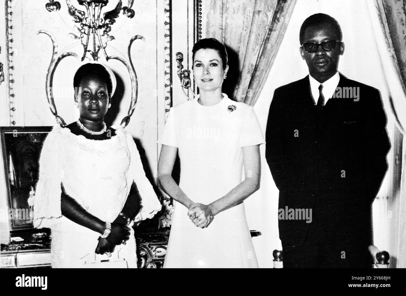 M. Joseph Mobutu , le Président du Congo et Mme Mobutu , posant avec la Princesse Grace de Monaco (au centre) lors d'une escale au Palais de Monaco le 15 avril 1969 . M. Mobutu et son épouse ont passé plusieurs jours en Principauté le .19 avril 1969 Banque D'Images