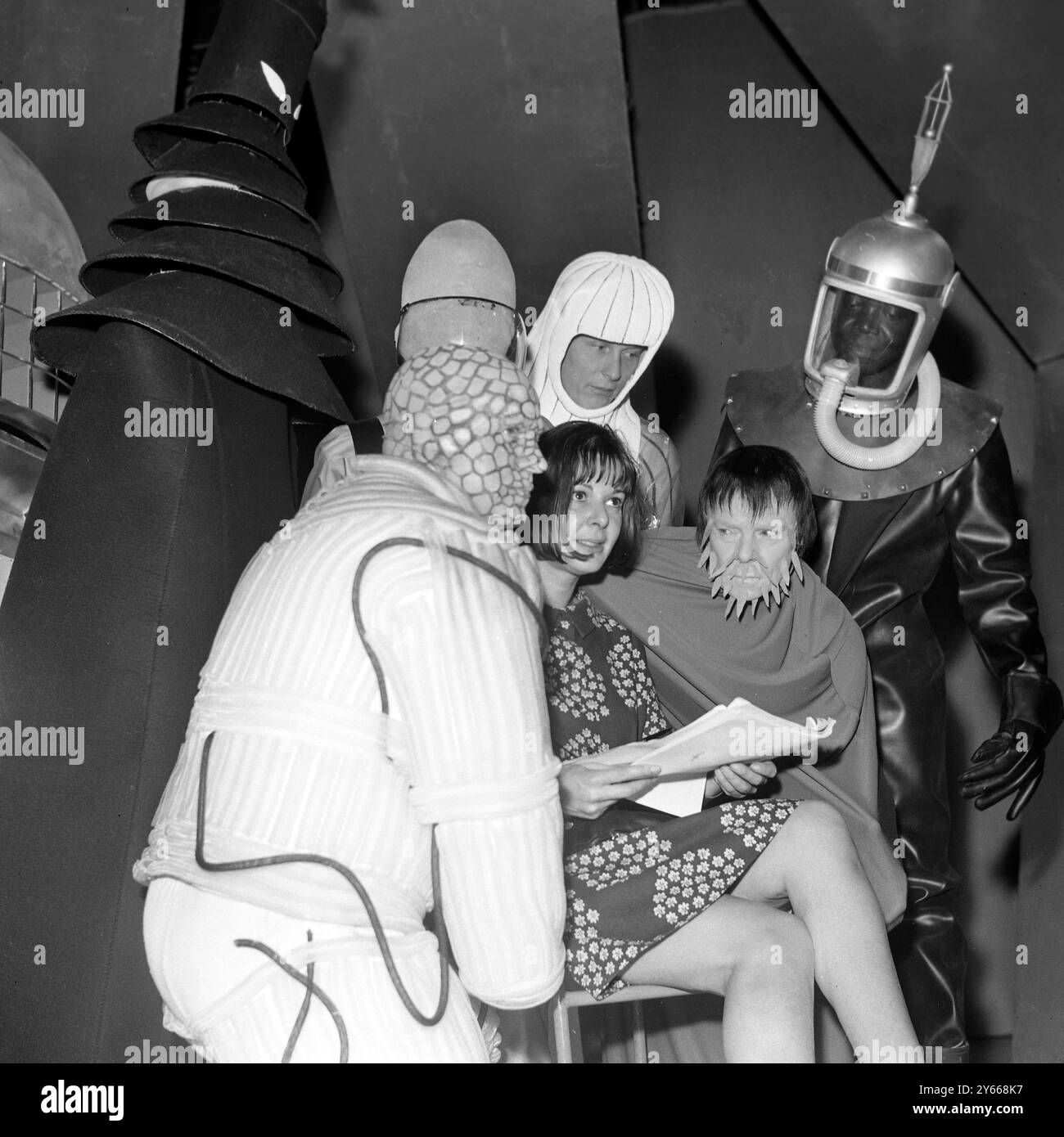 Les bêtes d'Ugh ( quartier général Galactique Uni ) lors d'une réunion secrète d'UGH tenue sur la planète Varga aujourd'hui et convoquée sous le commandement des Daleks , une résolution a été adoptée à l'unanimité par les grandes puissances des galaxies extérieures ( représentants des planètes Gearon , Trantis , Malpha , Sentreal , Beaus et Celation ) que la Terre devrait être totalement détruite. Cette décision mettra en branle plus tard cette année une guerre terrifiante dans laquelle le Dr Who ( William Hartnell ) et ses compagnons Vicki ( Maureen O'Brien ) et Steven ( Peter Purves ) seront dangereusement impliqués. Le Da est également introduit Banque D'Images Les bêtes d'Ugh ( quartier général Galactique Uni ) lors d'une réunion secrète d'UGH tenue sur la planète Varga aujourd'hui et convoquée sous le commandement des Daleks , une résolution a été adoptée à l'unanimité par les grandes puissances des galaxies extérieures ( représentants des planètes Gearon , Trantis , Malpha , Sentreal , Beaus et Celation ) que la Terre devrait être totalement détruite. Cette décision mettra en branle plus tard cette année une guerre terrifiante dans laquelle le Dr Who ( William Hartnell ) et ses compagnons Vicki ( Maureen O'Brien ) et Steven ( Peter Purves ) seront dangereusement impliqués. Le Da est également introduit Banque D'Images