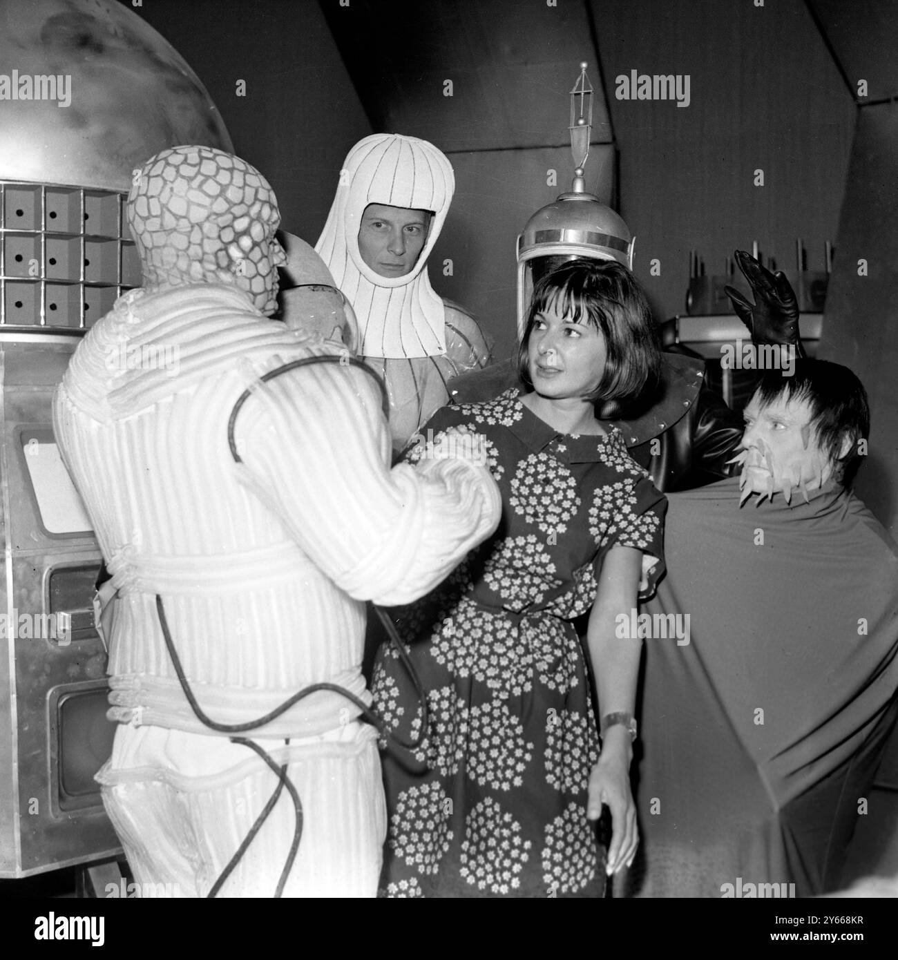 Les bêtes d'Ugh ( quartier général Galactique Uni ) lors d'une réunion secrète d'UGH tenue sur la planète Varga aujourd'hui et convoquée sous le commandement des Daleks , une résolution a été adoptée à l'unanimité par les grandes puissances des galaxies extérieures ( représentants des planètes Gearon , Trantis , Malpha , Sentreal , Beaus et Celation ) que la Terre devrait être totalement détruite. Cette décision mettra en branle plus tard cette année une guerre terrifiante dans laquelle le Dr Who ( William Hartnell ) et ses compagnons Vicki ( Maureen O'Brien ) et Steven ( Peter Purves ) seront dangereusement impliqués. Le Da est également introduit Banque D'Images Les bêtes d'Ugh ( quartier général Galactique Uni ) lors d'une réunion secrète d'UGH tenue sur la planète Varga aujourd'hui et convoquée sous le commandement des Daleks , une résolution a été adoptée à l'unanimité par les grandes puissances des galaxies extérieures ( représentants des planètes Gearon , Trantis , Malpha , Sentreal , Beaus et Celation ) que la Terre devrait être totalement détruite. Cette décision mettra en branle plus tard cette année une guerre terrifiante dans laquelle le Dr Who ( William Hartnell ) et ses compagnons Vicki ( Maureen O'Brien ) et Steven ( Peter Purves ) seront dangereusement impliqués. Le Da est également introduit Banque D'Images