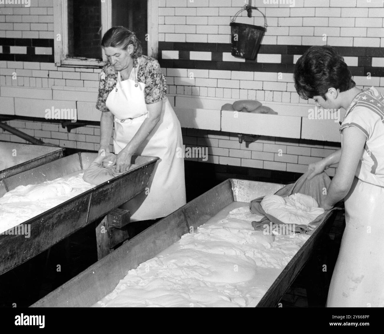 Colston Bassett and District Dairies Ltd Cheese Making - Stilton fromagerie à Colston Bassett , près de Newark , Notts Curd coulé d'un creux le 17 septembre 1962 Banque D'Images
