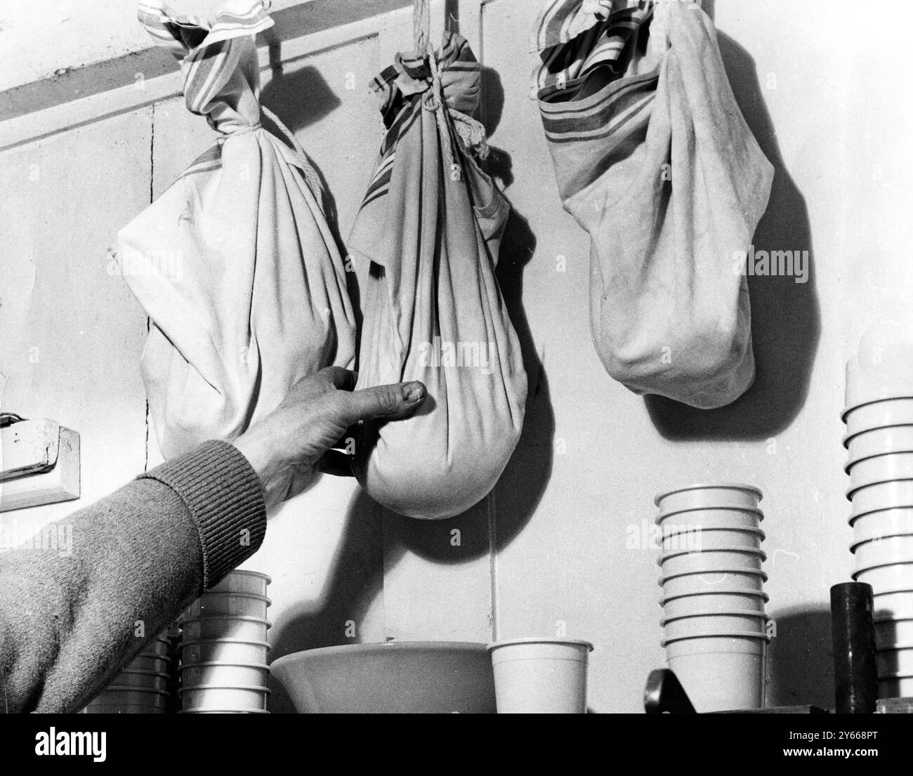 Fabrication de fromage pour le magasin de la ferme à partir de jersey Milk Broadfield ferme , lecture 9 avril 1962 Banque D'Images