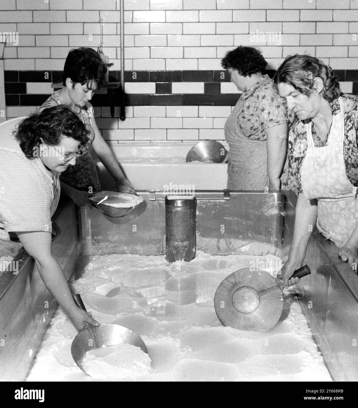 Colston Bassett and District Dairies Ltd Cheese Making - Stilton fromagerie à Colston Bassett , près de Newark , Notts Curd coulé d'un creux le 17 septembre 1962 Banque D'Images
