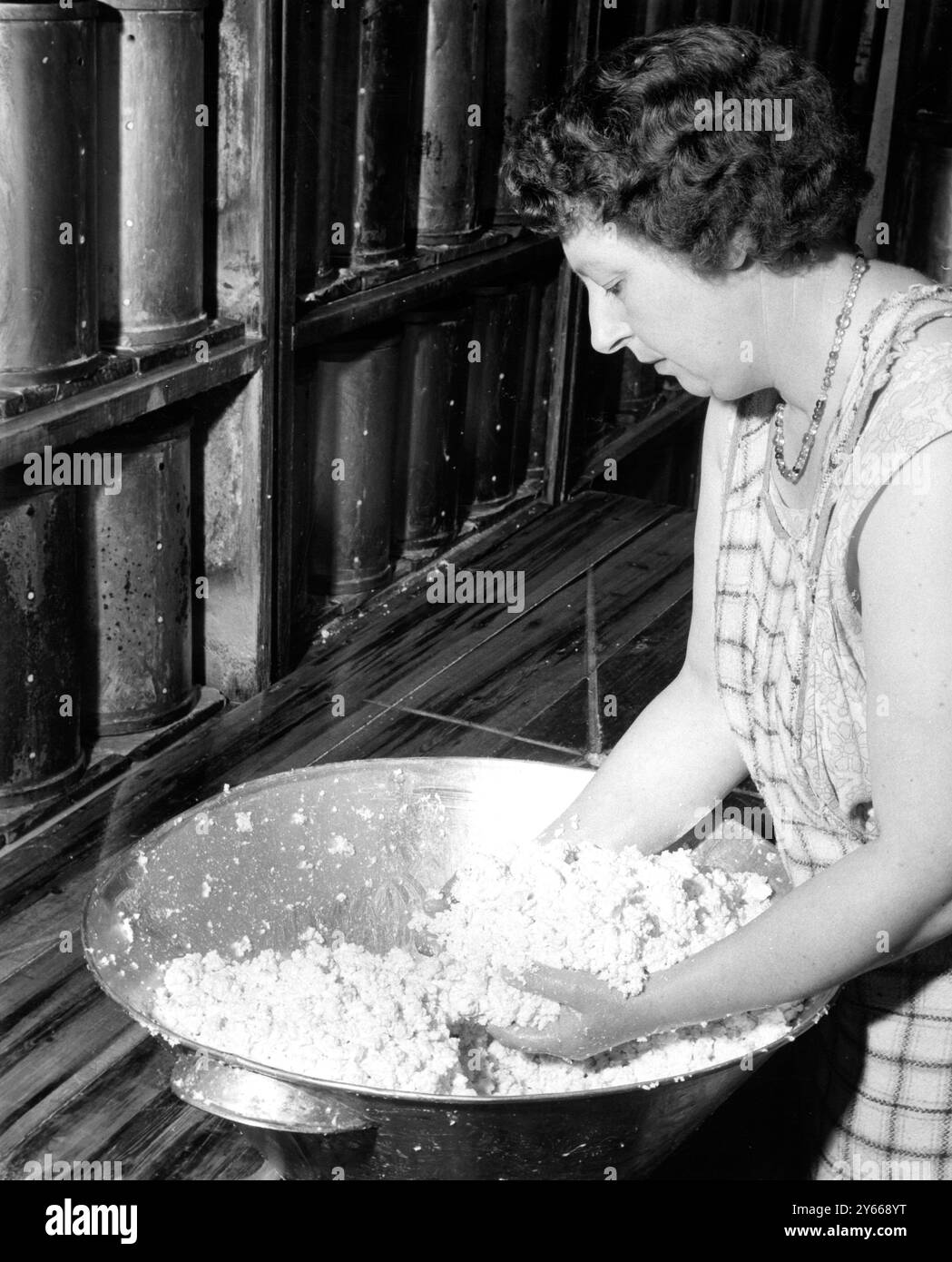 Colston Bassett and District Dairies Ltd fabrication de fromage - fromagerie Stilton à Colston Bassett , salage et mélange du caillé ( préparation ) 17 septembre 1962 Banque D'Images