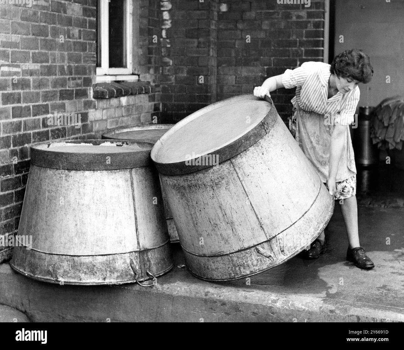 Colston Bassett and District Dairies Ltd fabrication de fromage - usine de fromage Stilton près de Newark , Notts nettoyage des cuves 17 septembre 1962 Banque D'Images