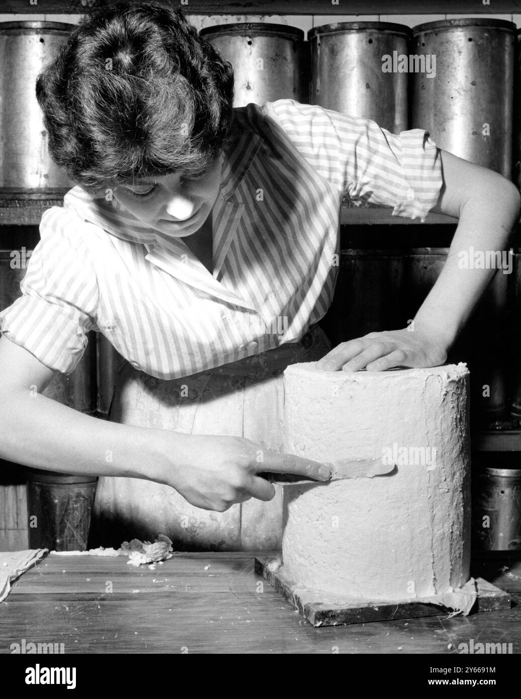 Colston Bassett and District Dairies Ltd fabrication de fromage - fromagerie Stilton à Colston Bassett , fractionnement du fromage avec un couteau 17 septembre 1962 Banque D'Images