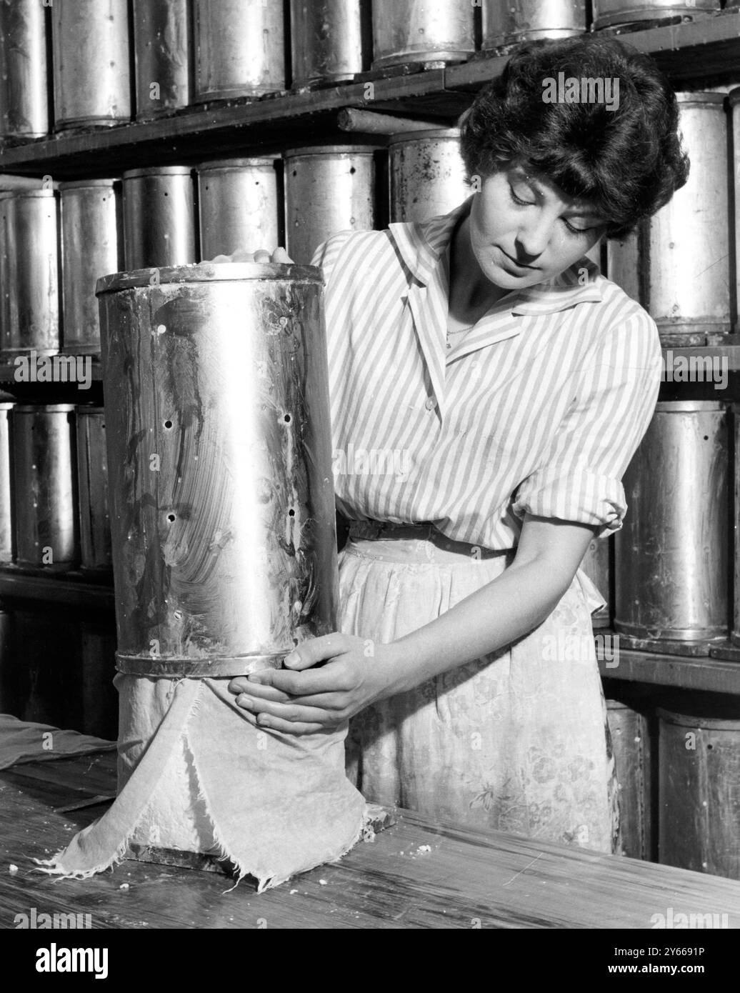 Colston Bassett and District Dairies Ltd fabrication de fromage - Stilton fromagerie à Colston Bassett , mise de liant sur le fromage le 17 septembre 1962 Banque D'Images