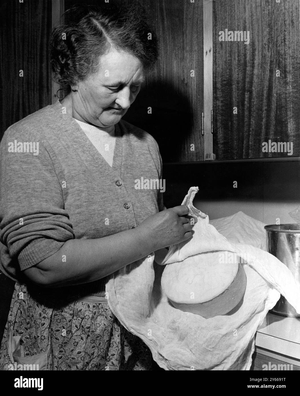 Une femme montre le produit fini , un bloc de fromage , Cheese Factory , Orcades Islands , Ecosse .8 août 1970 Banque D'Images