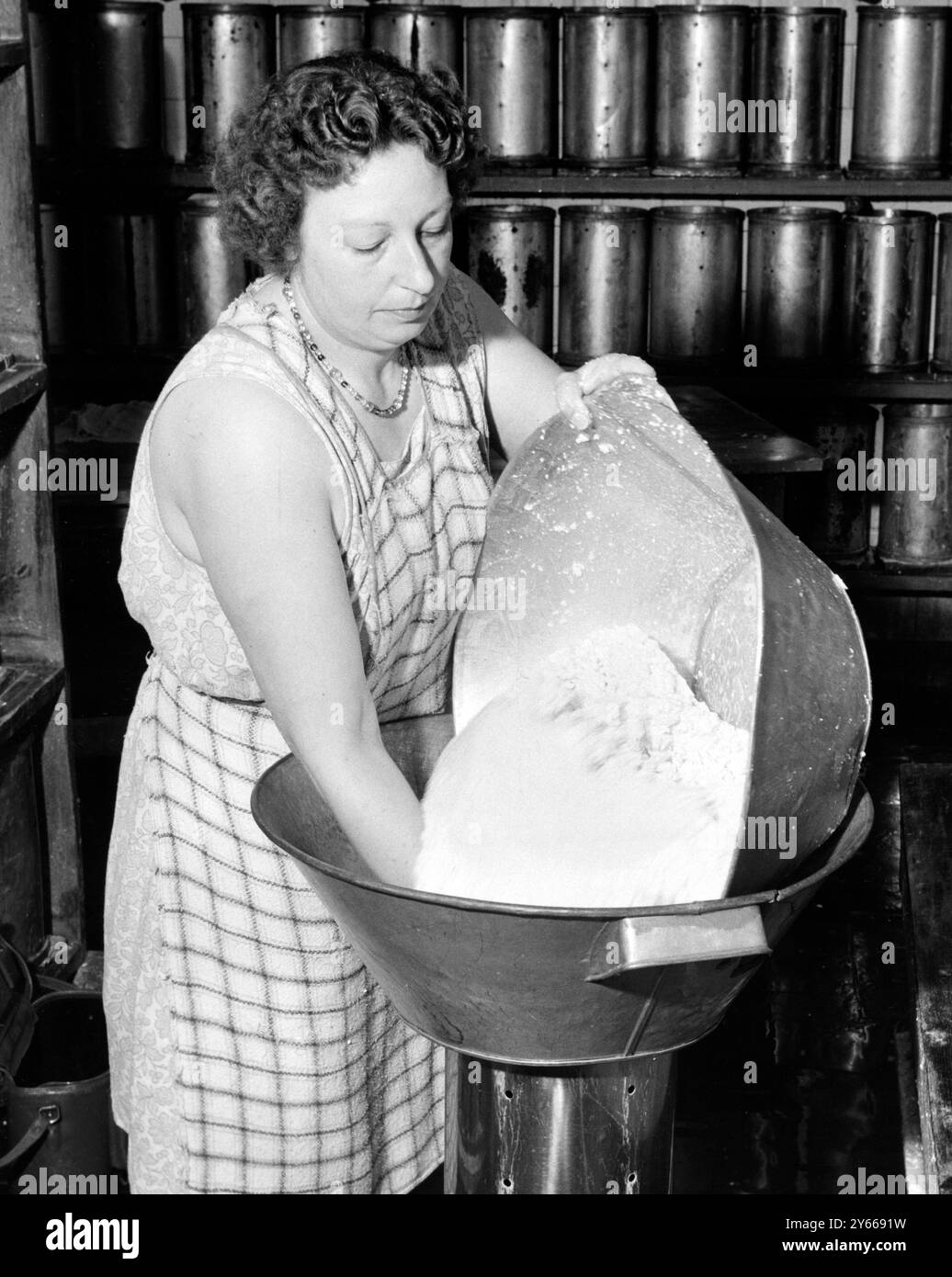 Colston Bassett et District Dairies Ltd fabrication de fromage - Stilton fromagerie à Colston Bassett , mettant le fromage en cerceau 17 septembre 1962 Banque D'Images