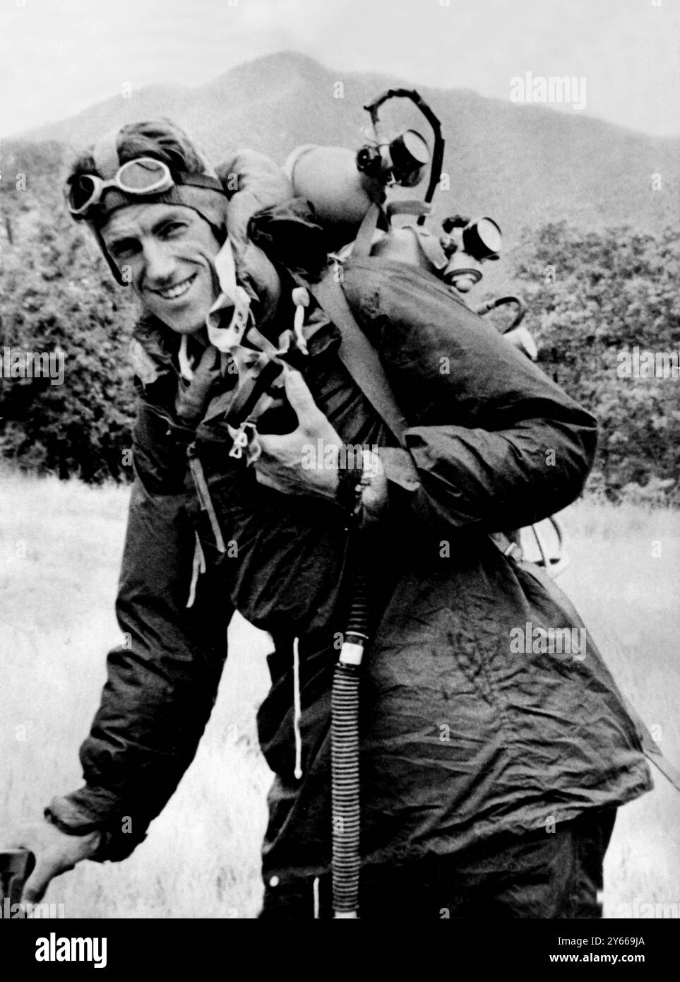 Edmund Hillary, un Néo-Zélandais de 33 ans originaire d'Auckland, qui, avec le Sherpa Tensing, a atteint le sommet de la plus haute montagne du monde, l'Everest, est représenté dans la tenue d'escalade complète avec un appareil d'oxygène en circuit ouvert. Ils furent les premiers hommes à poser le pied sur le sommet de 29 002 pieds. Cette photo de Katmandou Népal - a été prise après le retour de l'expédition britannique réussie, dirigée par le colonel John Hunt. M. Hillary et le Colonel Hunt ont été récompensés comme chevaliers. Les grimpeurs sont attendus à Londres plus tard cette semaine - photo prise le 30 juin 1953 Banque D'Images