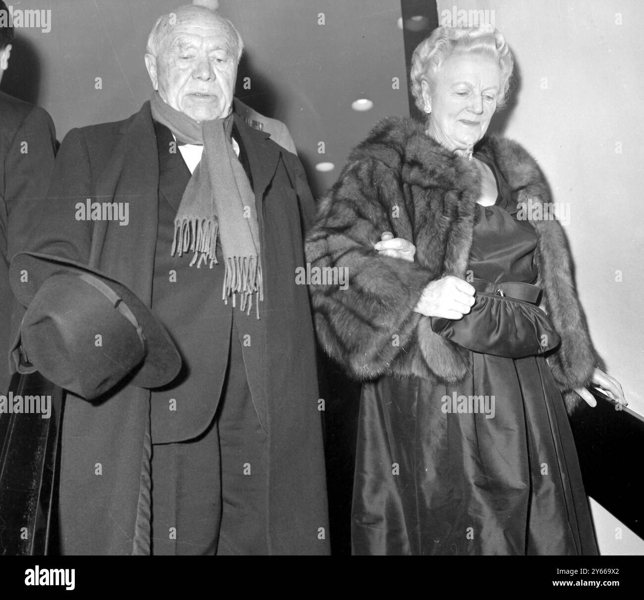 Lady Churchill avec son escorte Lord Beaverbook au columbia Theatre Shaftesbury Avenue pour la première du film de Federic Fellini, 'la Dolce X Vita' - 'The Sweet Life'. 8 décembre 1960 Banque D'Images