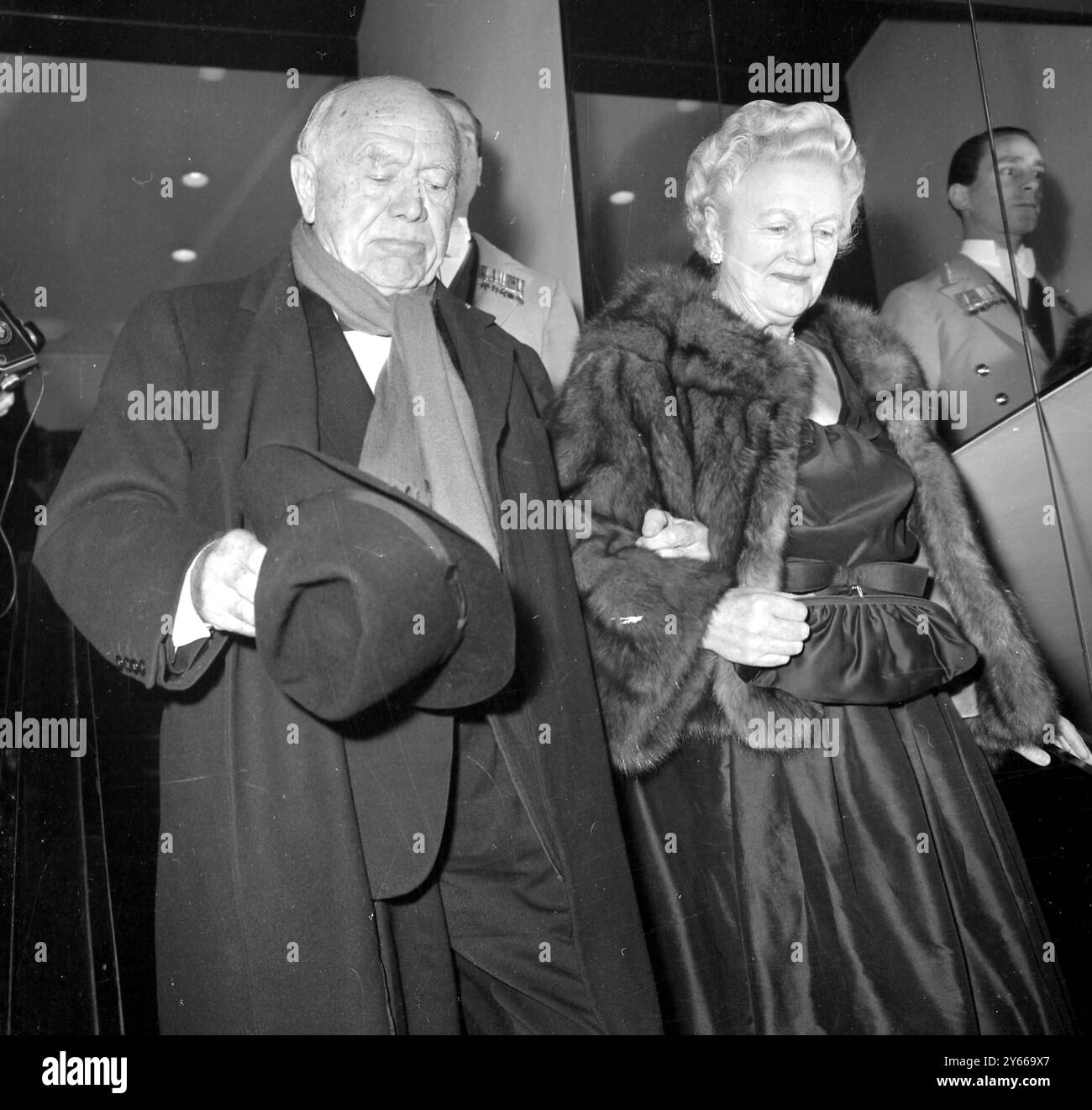 Lady Churchill avec son escorte Lord Beaverbook au columbia Theatre Shaftesbury Avenue pour la première du film de Federic Fellini, 'la Dolce X Vita' - 'The Sweet Life'. 8 décembre 1960 Banque D'Images