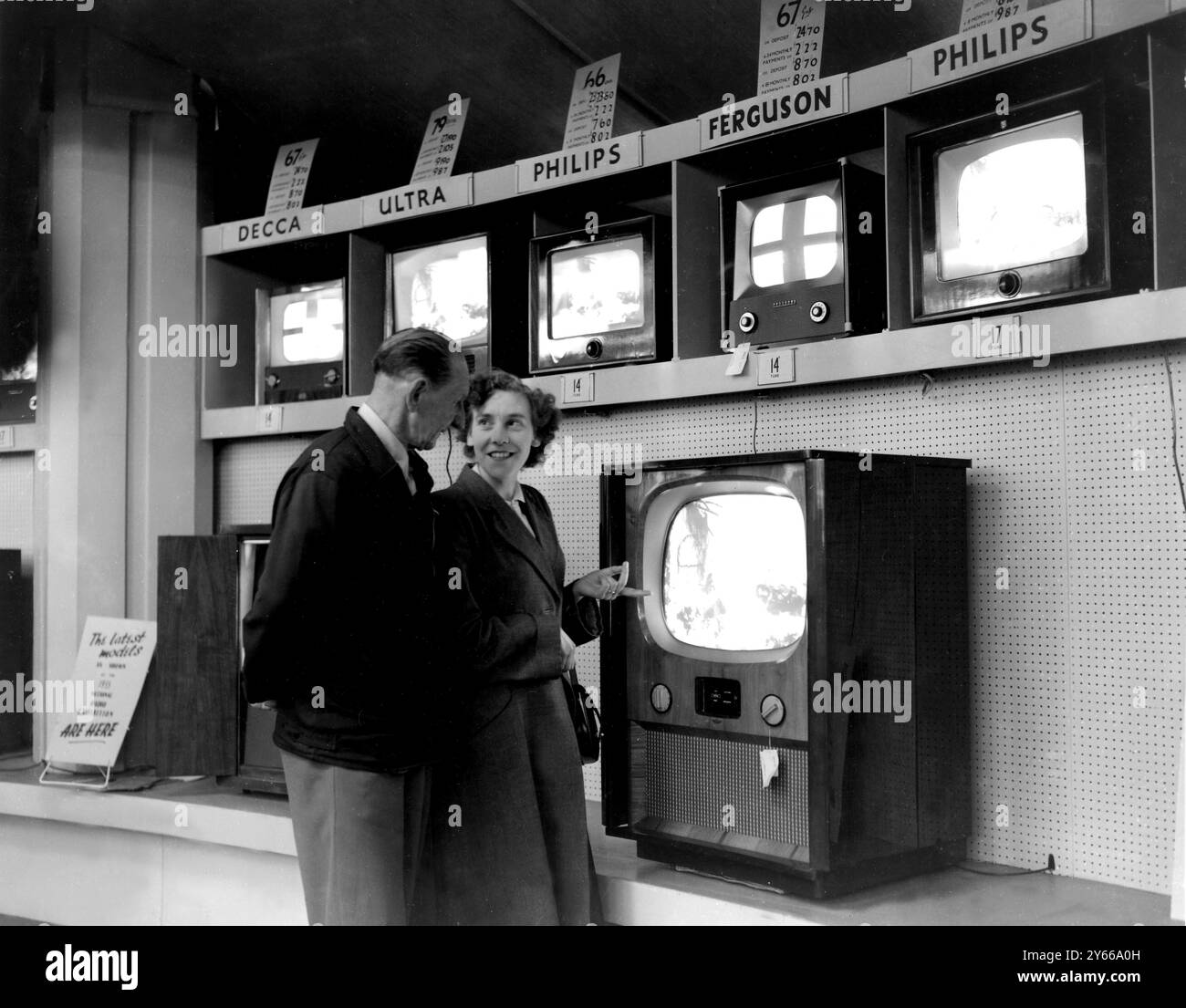 Téléviseurs dans un magasin londonien. Les écrans présentant une croix sont réglés pour la réception commerciale. 22 septembre 1955 Banque D'Images Téléviseurs dans un magasin londonien. Les écrans présentant une croix sont réglés pour la réception commerciale. 22 septembre 1955 Banque D'Images