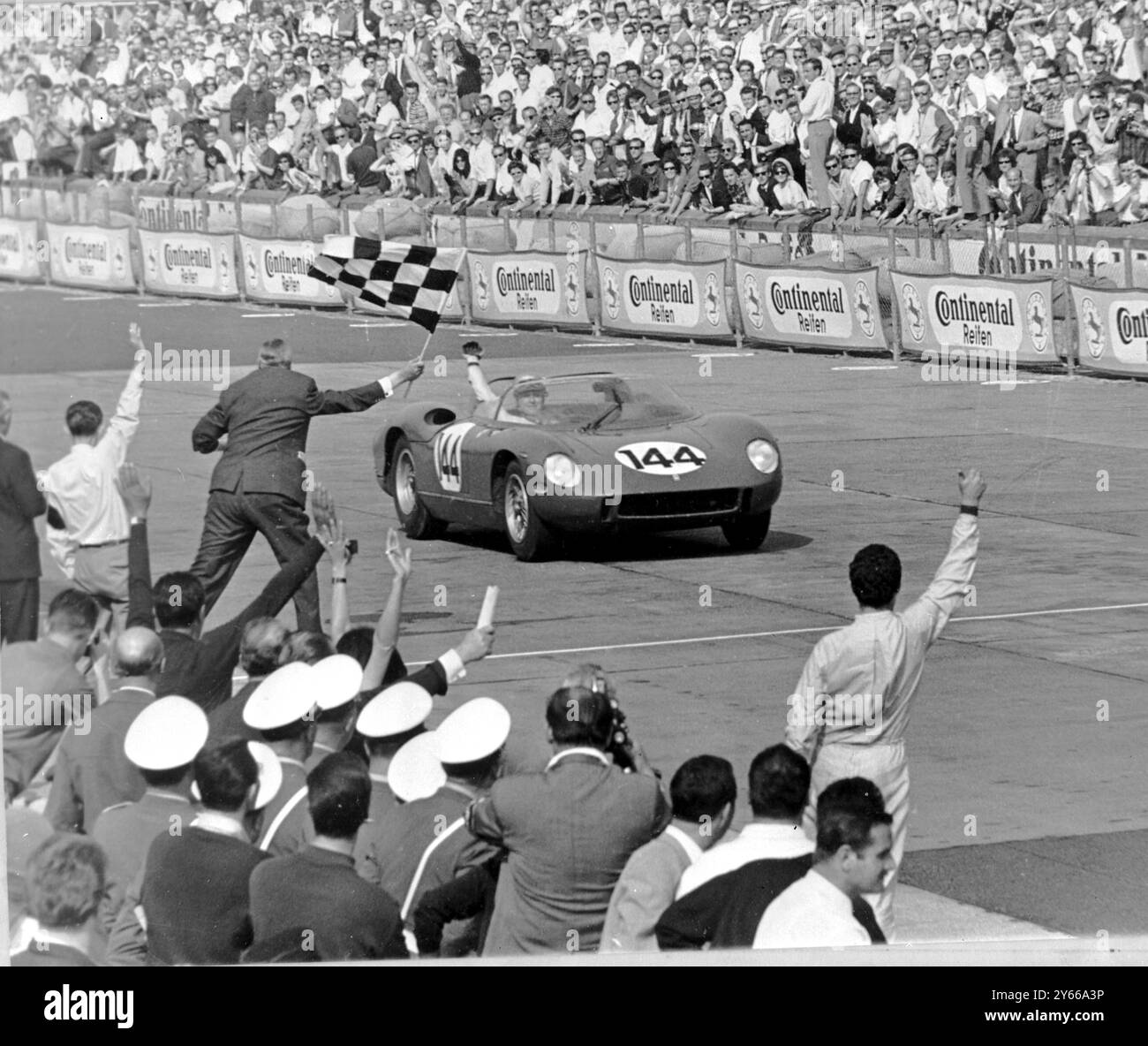 Nurburgring Allemagne L'Italien Ludovice Scarfietti dans sa Ferrari franchit la ligne d'arrivée pour remporter la course de 1000 km le 2 juin 1964 Banque D'Images