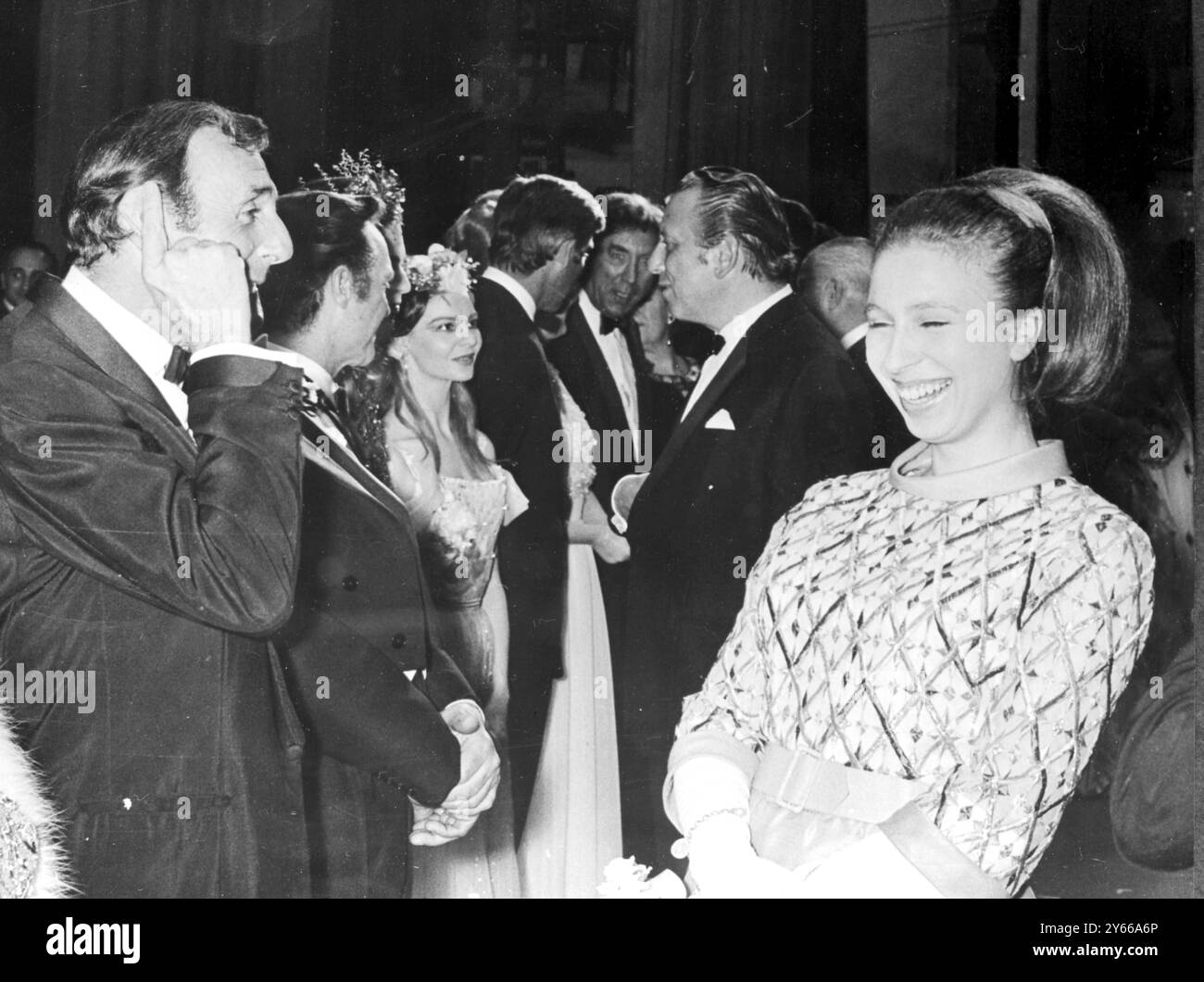 Londres : la princesse Anne rit avec le comédien britannique Eric Sykes au London palladium Theatre lors de la soirée Fall in the Stars du Variety Club de Grande-Bretagne organisée en aide au fonds de bienfaisance de l'armée. 15 avril 1969 Banque D'Images