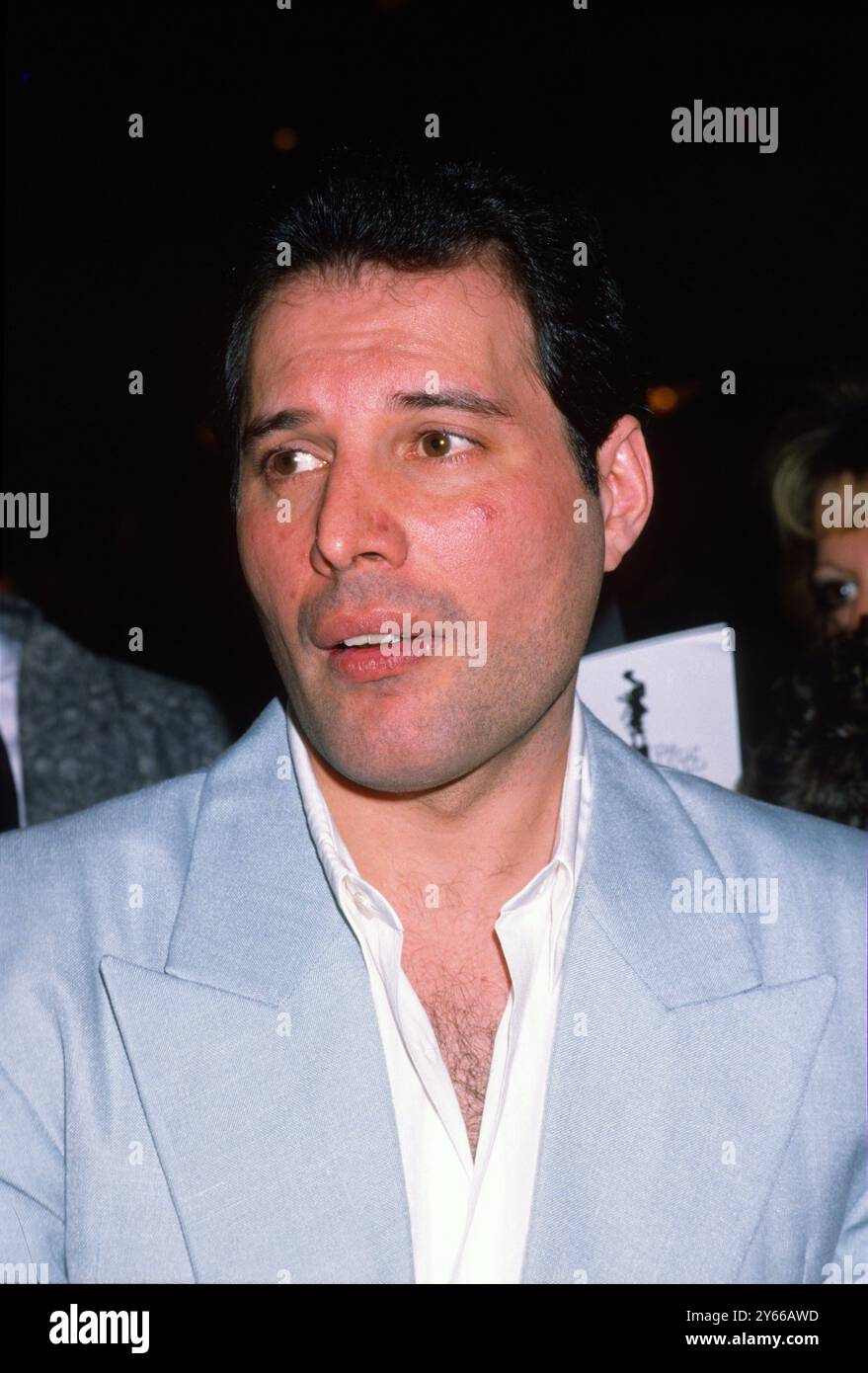 Freddie Mercury aux Ivor Novello Awards en mai 1987 où Queen remporte le prix pour sa contribution exceptionnelle à la musique britannique. CASQUETTE/PL ©Phil Loftus/Casquette Banque D'Images