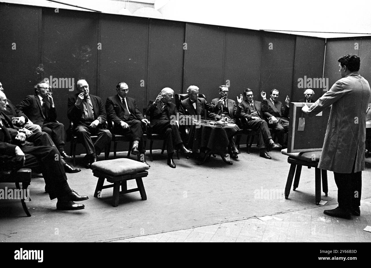 Membres du comité de sélection de la Royal Academy Rodney Burn, Willi Soukop, Bernard Dunstan, William Dring, Sir Charles Wheeler, James Fitton, Robert Butler, Ruskin Spear et Raymond Cowern 24 mars 1964 Banque D'Images