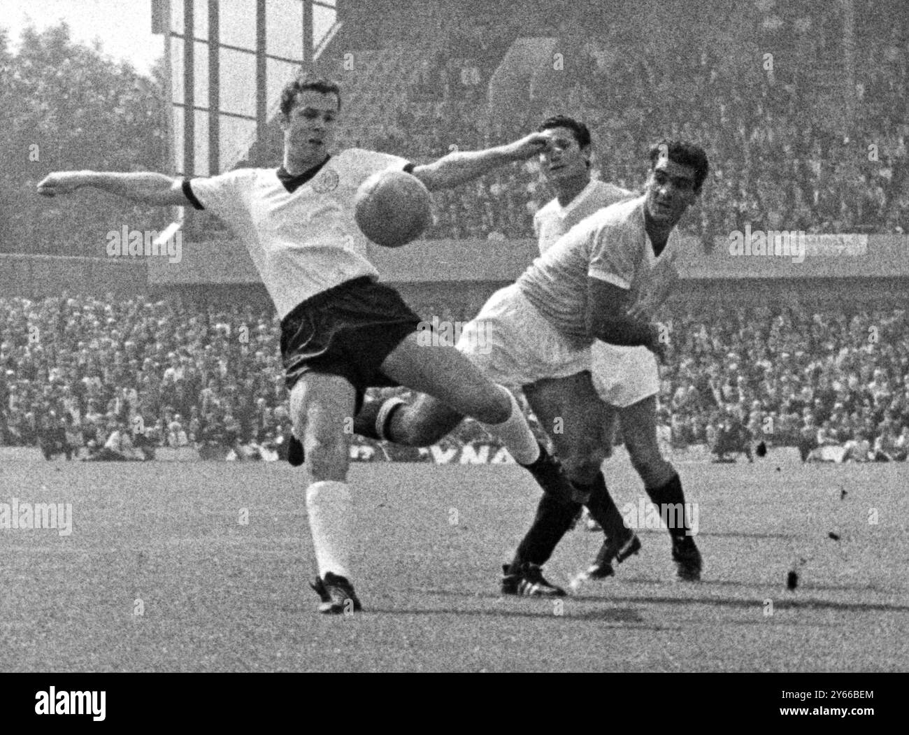 Coupe du monde 1966 piégeant le ballon avec sa poitrine, Franz Beckenbauer de l'Allemagne de l'Ouest, l'un des pays en finale de la Coupe du monde à Wembley. 23 juillet 1966 Banque D'Images