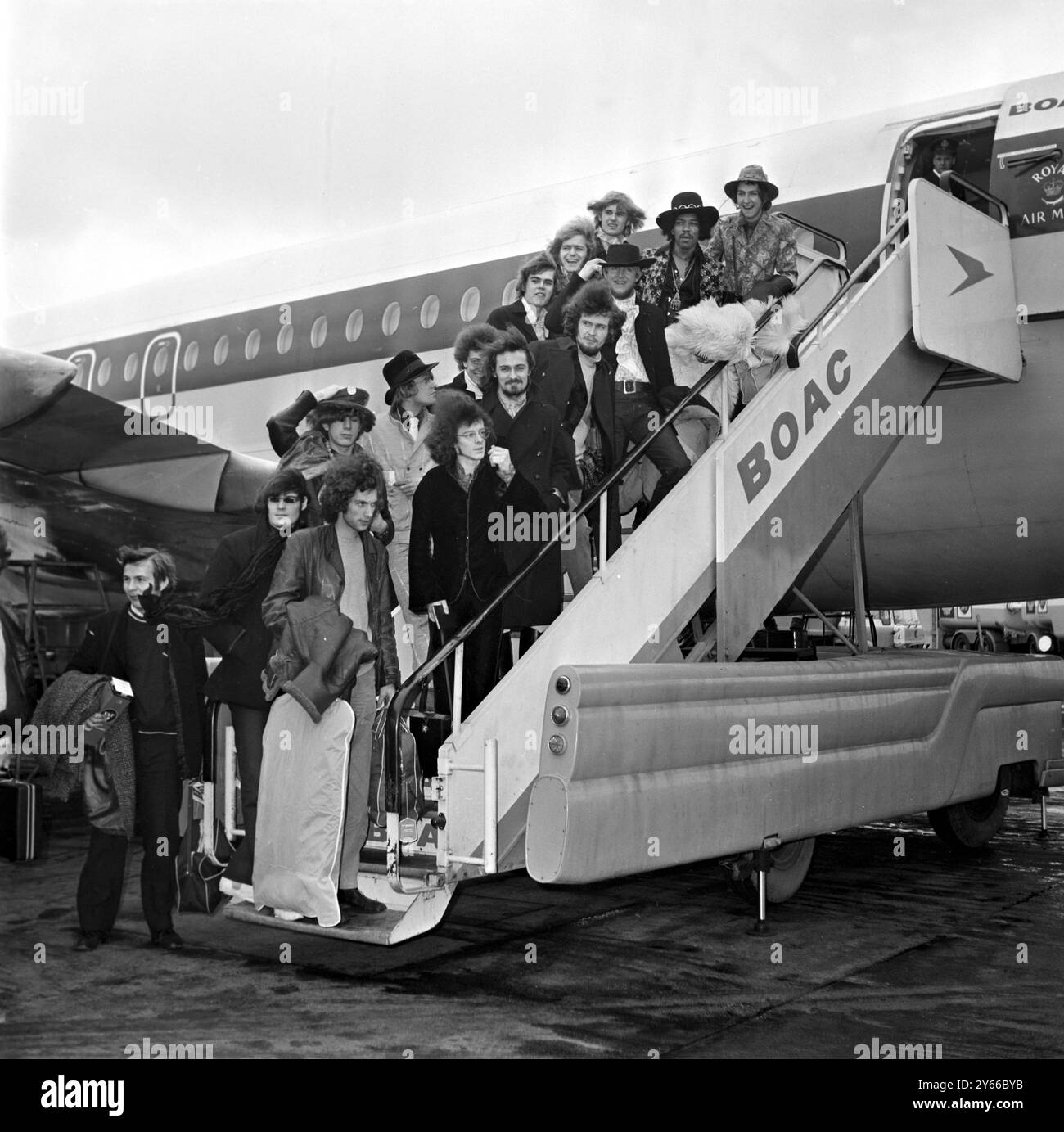 Pop Stars , Jimi Hendrix Experience , les animaux , Alan Price Set , Soft machine et Eire apparent montent à bord d'un avion à l'aéroport de Londres Heathrow pour un tour des États-Unis . 30 janvier 1968 Banque D'Images