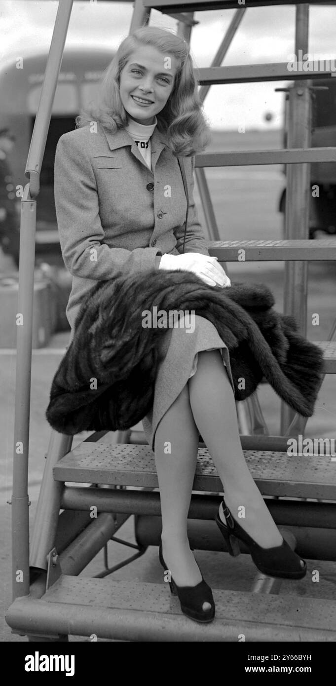 Lizabeth Scott à l'aéroport de Londres le 11 juin 1946 Banque D'Images