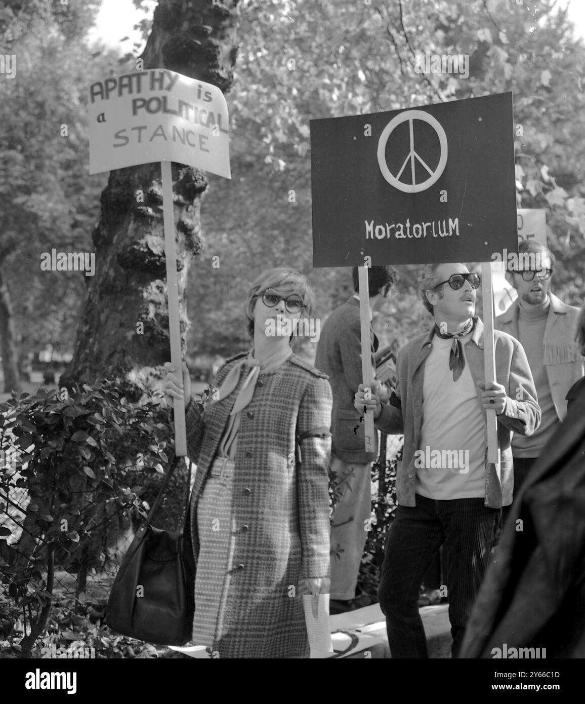 Mari et femme - Paul Newman et Joanne Woodward ont rejoint un groupe d'étudiants américains protestant contre la guerre du Vietnam devant l'ambassade américaine à Londres le 15 octobre 1969 Banque D'Images