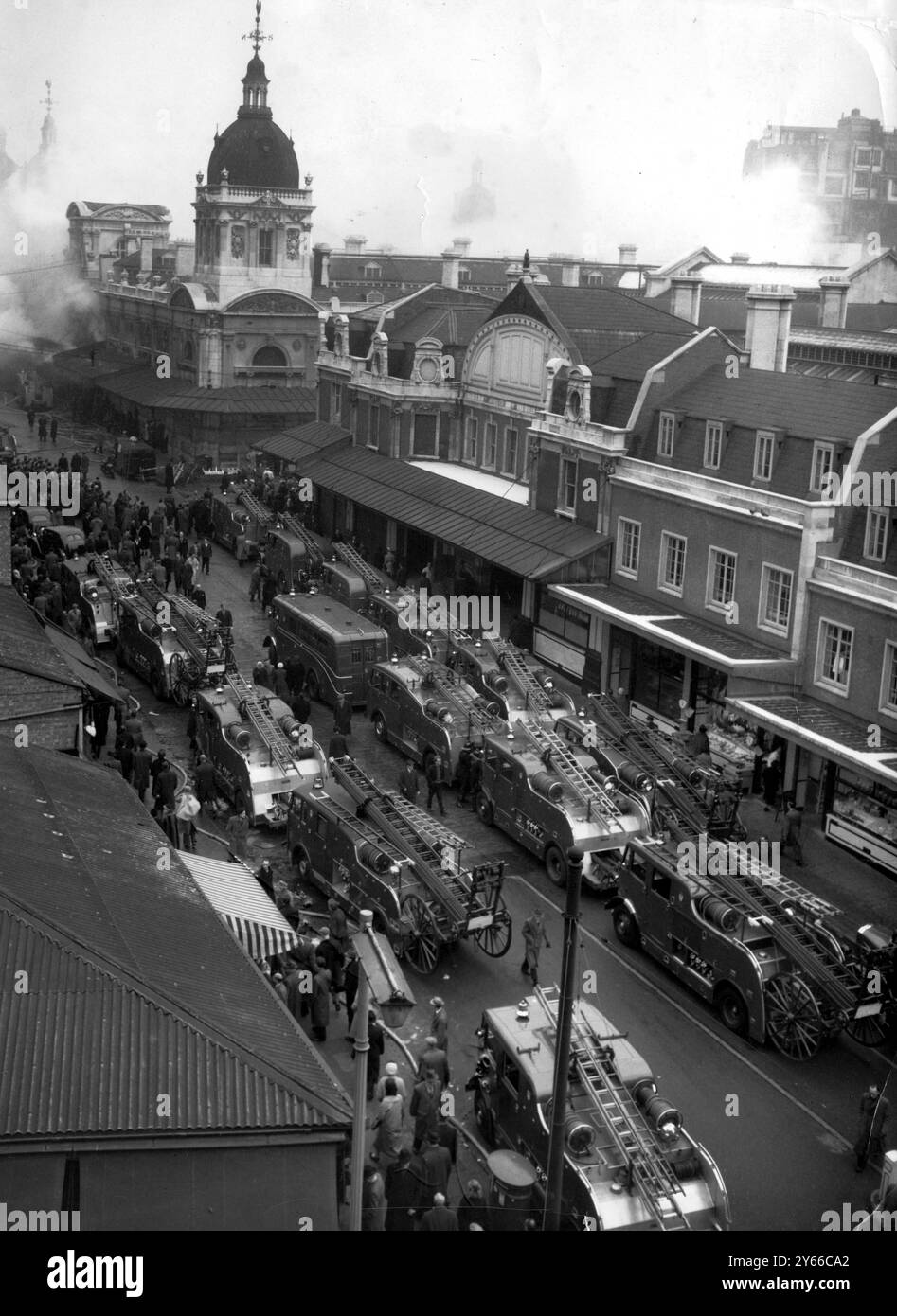 Incendie à Smithfield Meat Market Londres 1958 - - les pompiers bordent la rue comme une fumée épaisse s'écoule vers le haut Banque D'Images