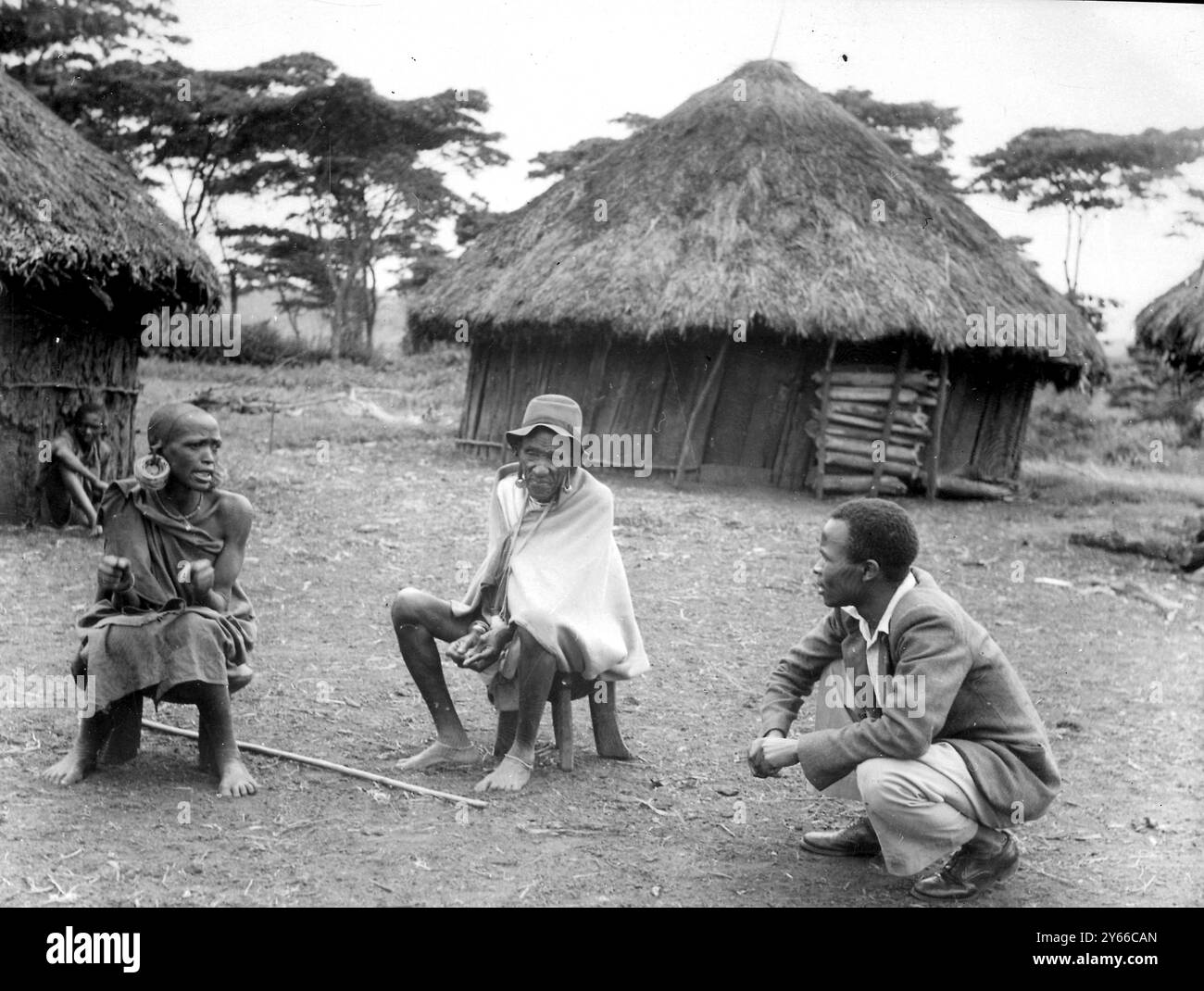 Nairobi : un Kikuyu âgé et sa femme, parents d'un jeune délinquant, reçoivent la visite d'un agent de probation africain. Les Kikuyu sont la tribu la plus importante et la plus importante de la colonie du Kenya, qui a été portée à l'actualité par les activités de la société secrète terroriste Mau Mau et par l'arrestation de son chef, Jomo Kenyatta. C'est de la tribu Kikuyu que la plupart des membres des Mau Mau sont tirés. M. Oliver Lyttelton, le secrétaire britannique aux colonies, partira pour le Kenya la semaine prochaine pour évaluer la situation le 23 octobre 1952 Banque D'Images