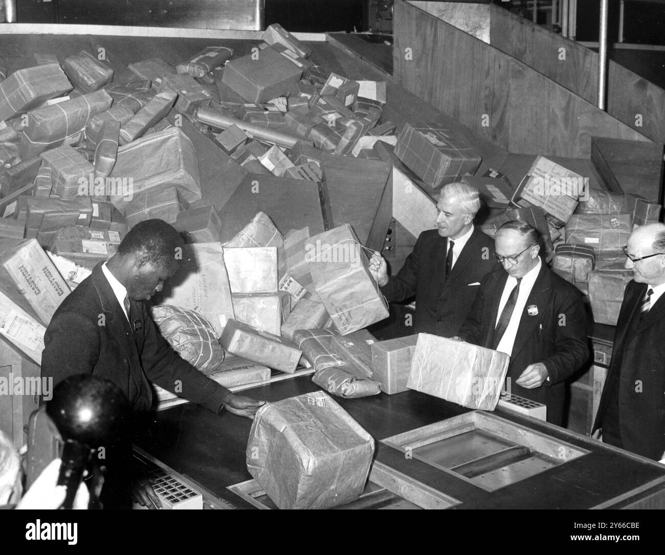 P M G Post Master General Mr Edward Short regarde la machine de tri mécanisée traitant de la montagne de courrier de noël au nouveau bureau de poste du district occidental à Rathbone place London W1 1966 Banque D'Images