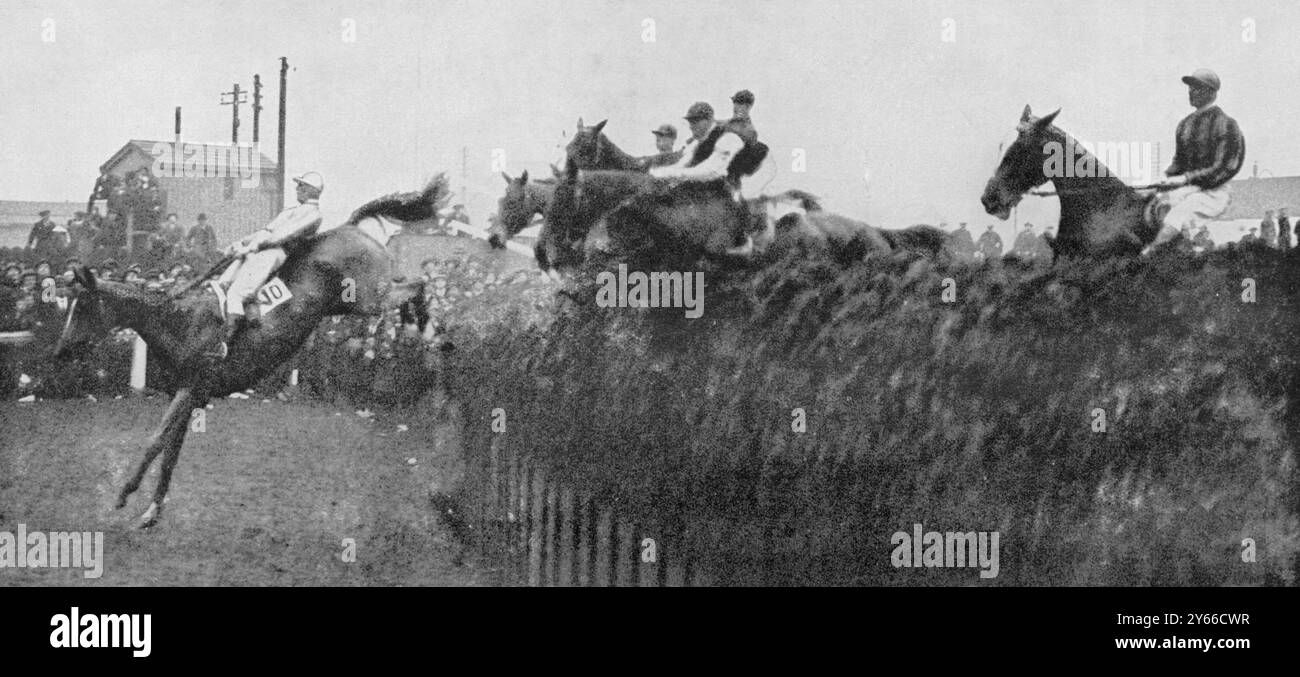 1923 Grand National - Une grande course remportée par le plus vieux cheval. Monté à la victoire avec style par le Capitaine Bennet pour son jeune propriétaire américain Mr S Sanford Sergent Murphy (à gauche) menant à Beechers Brook le scond time round Banque D'Images