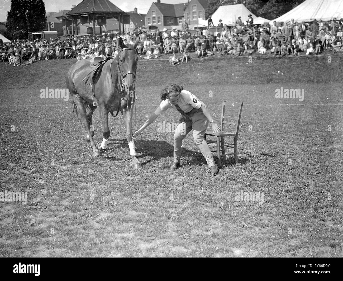 Haywards Heath Horticultural Society's Summer Show, Victoria Park, Haywards Heath, Sussex. Fille avec poney dans la compétition de chaises musicales. 9 juillet 1936 Banque D'Images