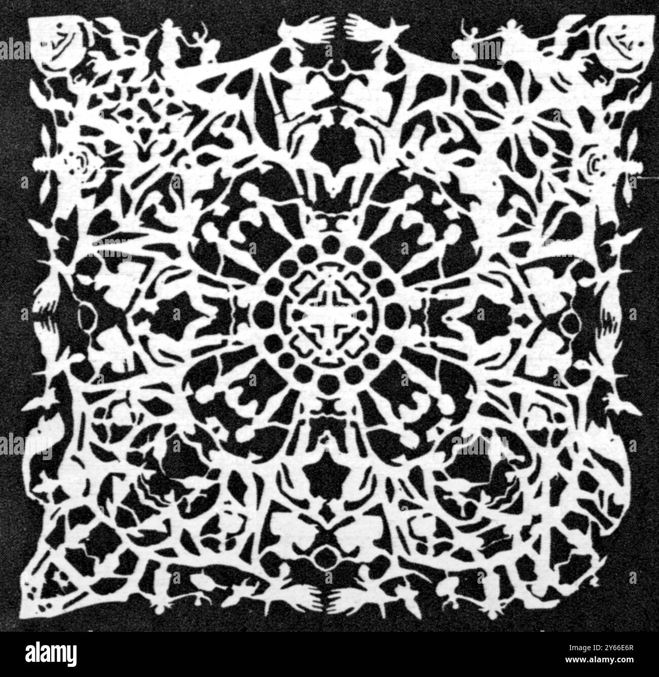 Fantaisies sur papier par Hans Andersen Silhouette contes de fées reproduit de 'Hans Anderson l'homme' Hans Andersen fantaisie prolifique exprimé dans le papier fretwork un exemple complexe de son habileté avec les ciseaux. Hans Christian Andersen, l'un des plus grands conteurs d'histoires pour enfants au monde, est né le fils d'un cordonnier pauvre et a passé une grande partie de sa jeunesse à lutter pour obtenir une éducation formelle. Finalement, le patronage royal lui permit d'aller dans une école supérieure et, peu de temps après, en 1830, son premier recueil de poèmes fut publié. Il est célèbre dans le monde entier pour ses enfants Banque D'Images