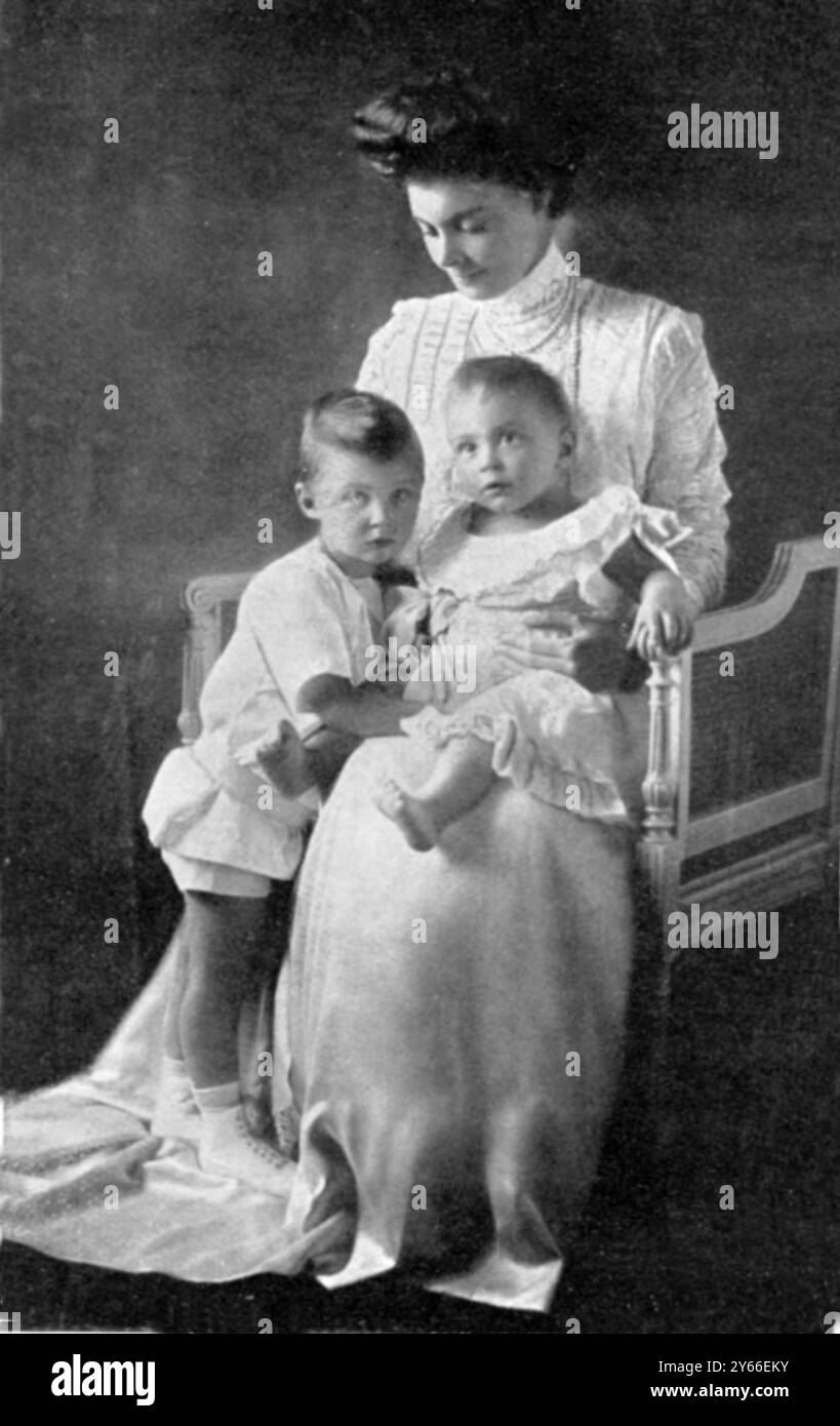 La princesse héritière allemande avec ses enfants le prince William né en juillet 1906 et le prince Louis Ferdinard né en novembre 1907 Banque D'Images