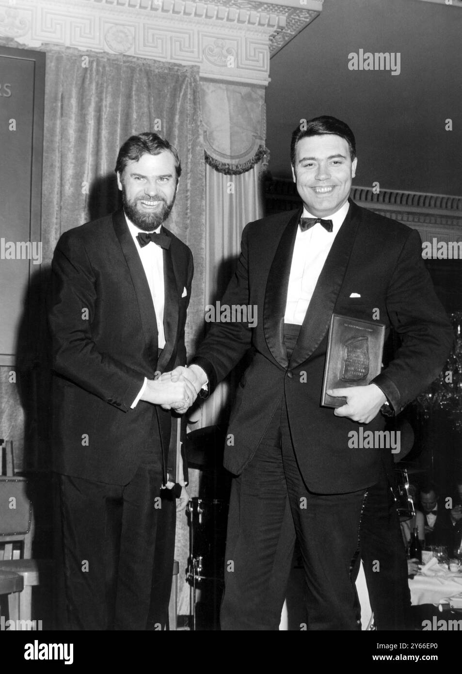 Ray Galton et Alan Simpson se félicitent mutuellement lors du dîner du Screenwriters Guild Award au Dorchester Hotel à Londres. Ils ont reçu de Lord Willis le prix pour les séries ou séries British Light Entertainment, live ou filmées. Le couple a créé et écrit la série télévisée « Steptoe and son ». 12 mars 1964 Banque D'Images